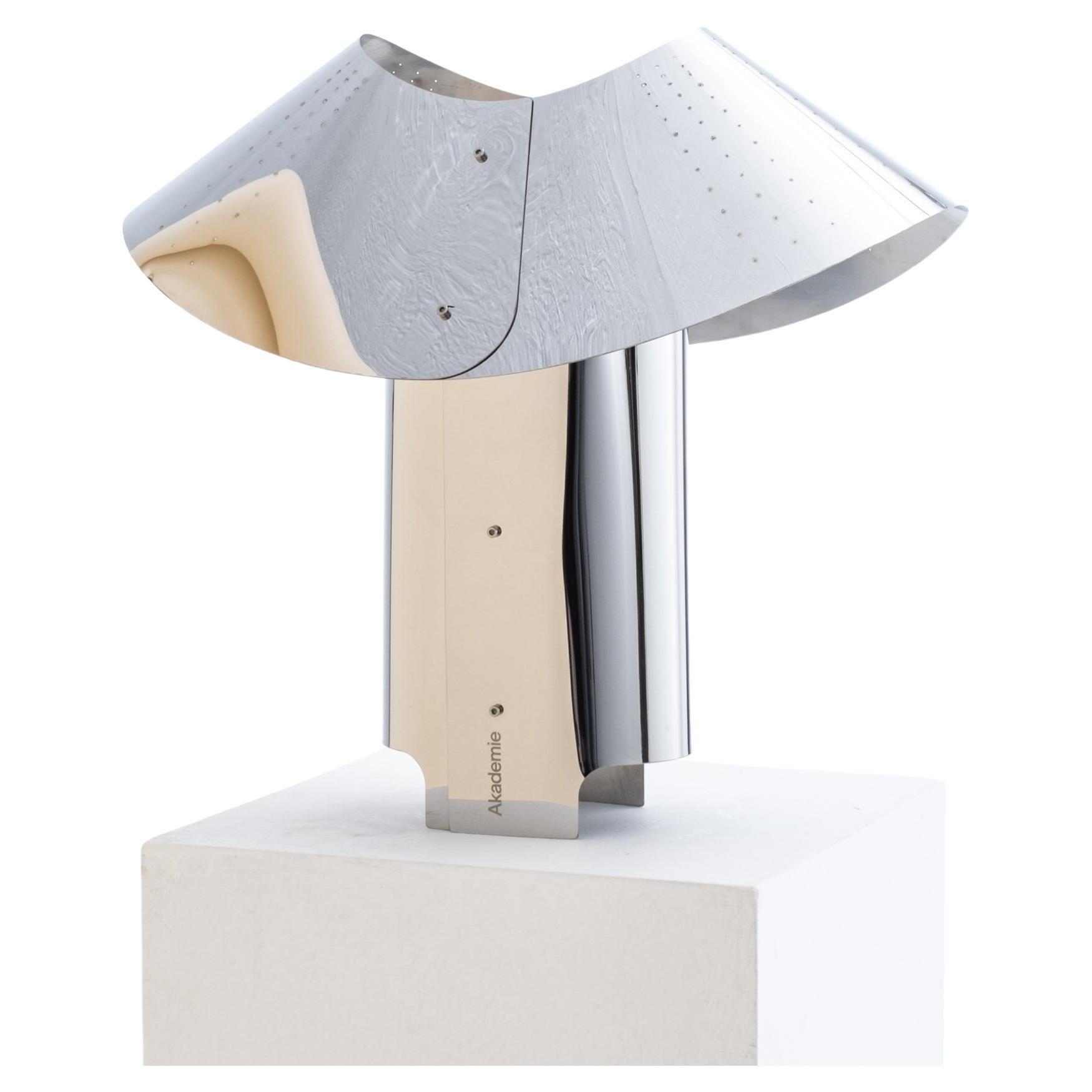 Par Studio Akademie
11Partenant de la collection ALMOST MIRROR, la lampe de table Foldes éclaire à la fois de l'intérieur et par les reflets. La forme unique est le résultat d'une expérimentation avec des feuilles d'acier inoxydable. La surface