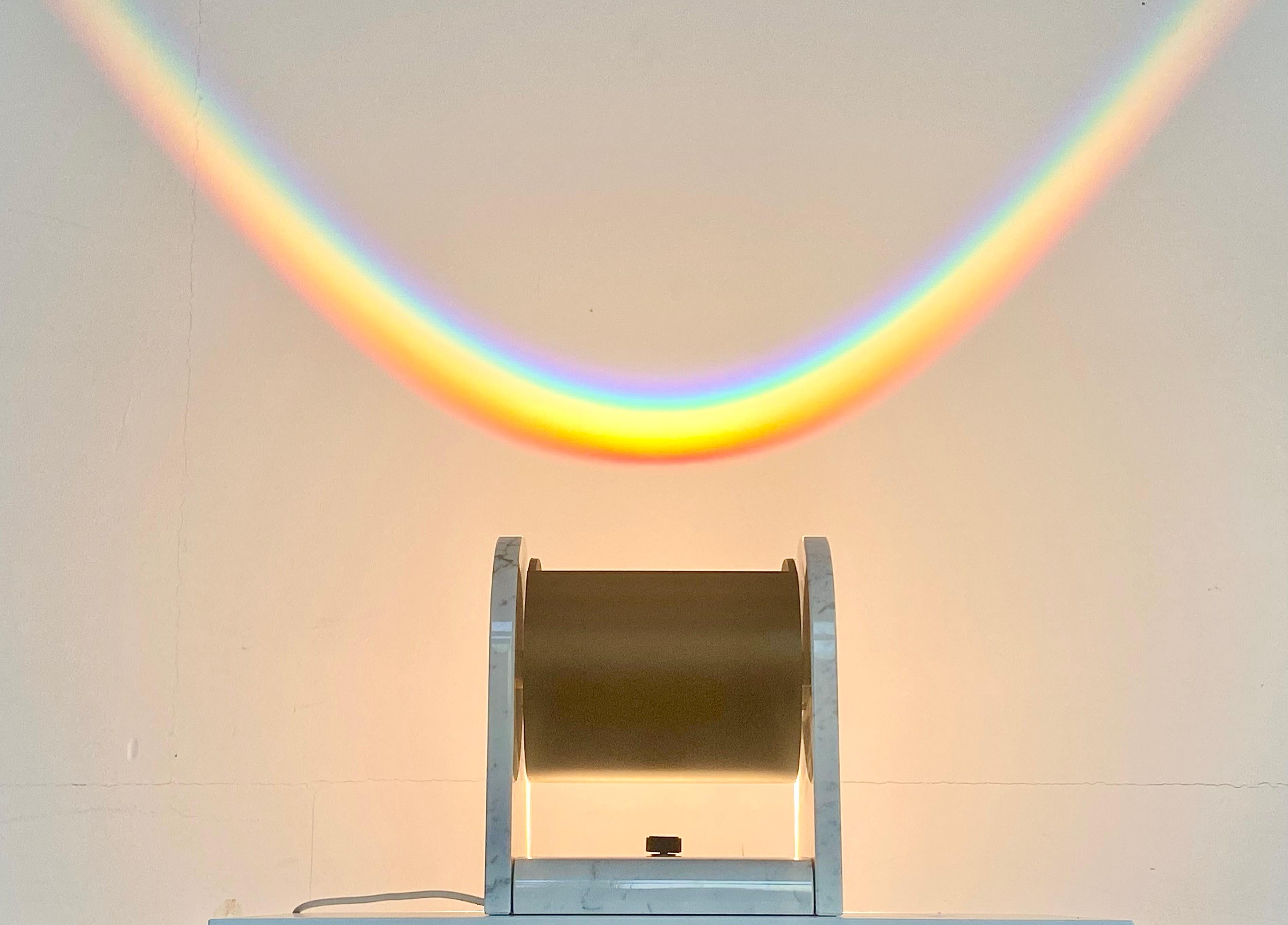 Studio Alchimia Arc-en-Ciel Lampe, entworfen von Andrea Belossi im Jahr 1979.

Nach der Sonne kommt der Regen: Ein wunderbares Beispiel für die postmoderne Beleuchtung ist die Arc-en-Ciel-Lampe, die von Andrea Belossi für Studio Alchimia entworfen