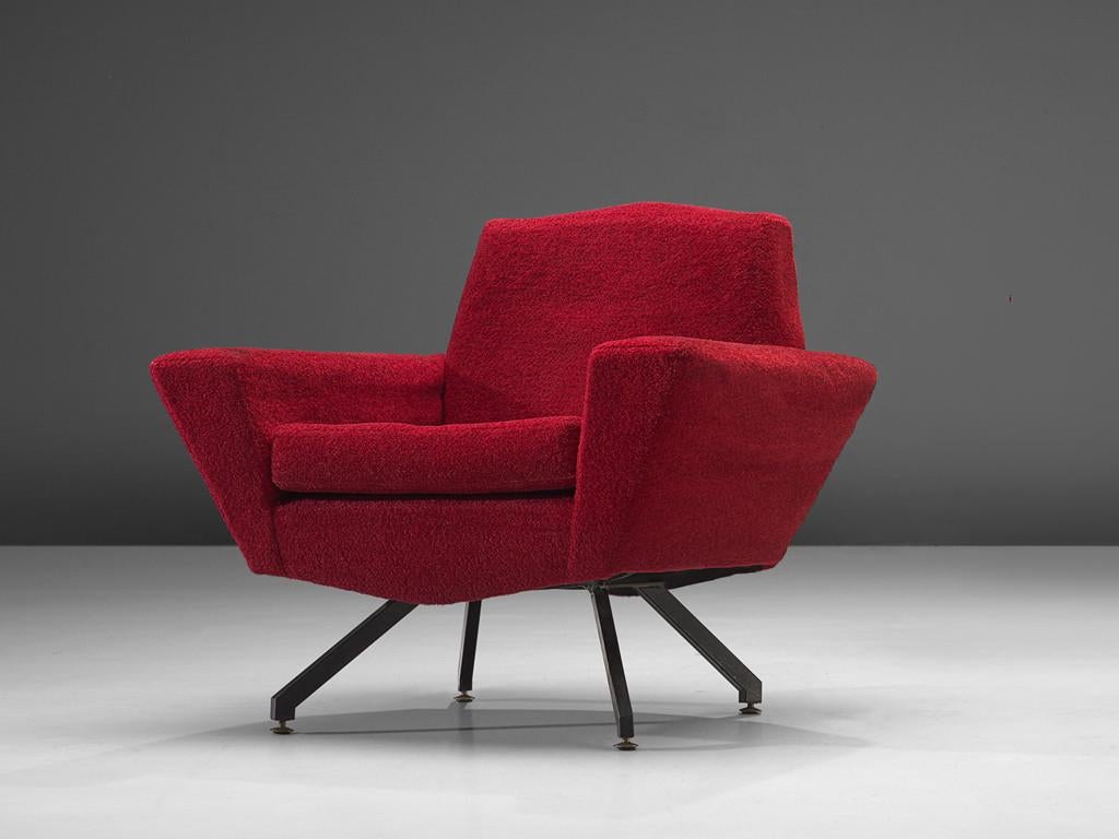 Studio APA pour Lenzi, fauteuil club modèle 'M538', tissu, métal, laiton, Italie, années 1960

Ce fauteuil dynamique originaire d'Italie se caractérise par une construction bien proportionnée aux angles vifs et aux lignes droites. Ce meuble est