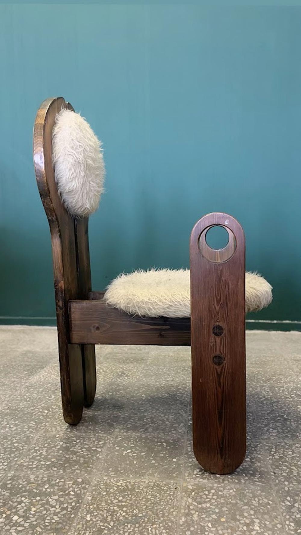 Questa sedia scultorea e accattivante è una creazione del famoso designer ungherese Szedleczky e rappresenta un pezzo distintivo del design ungherese degli anni Settanta. Realizzato in legno massiccio, presenta uno schienale e dei braccioli