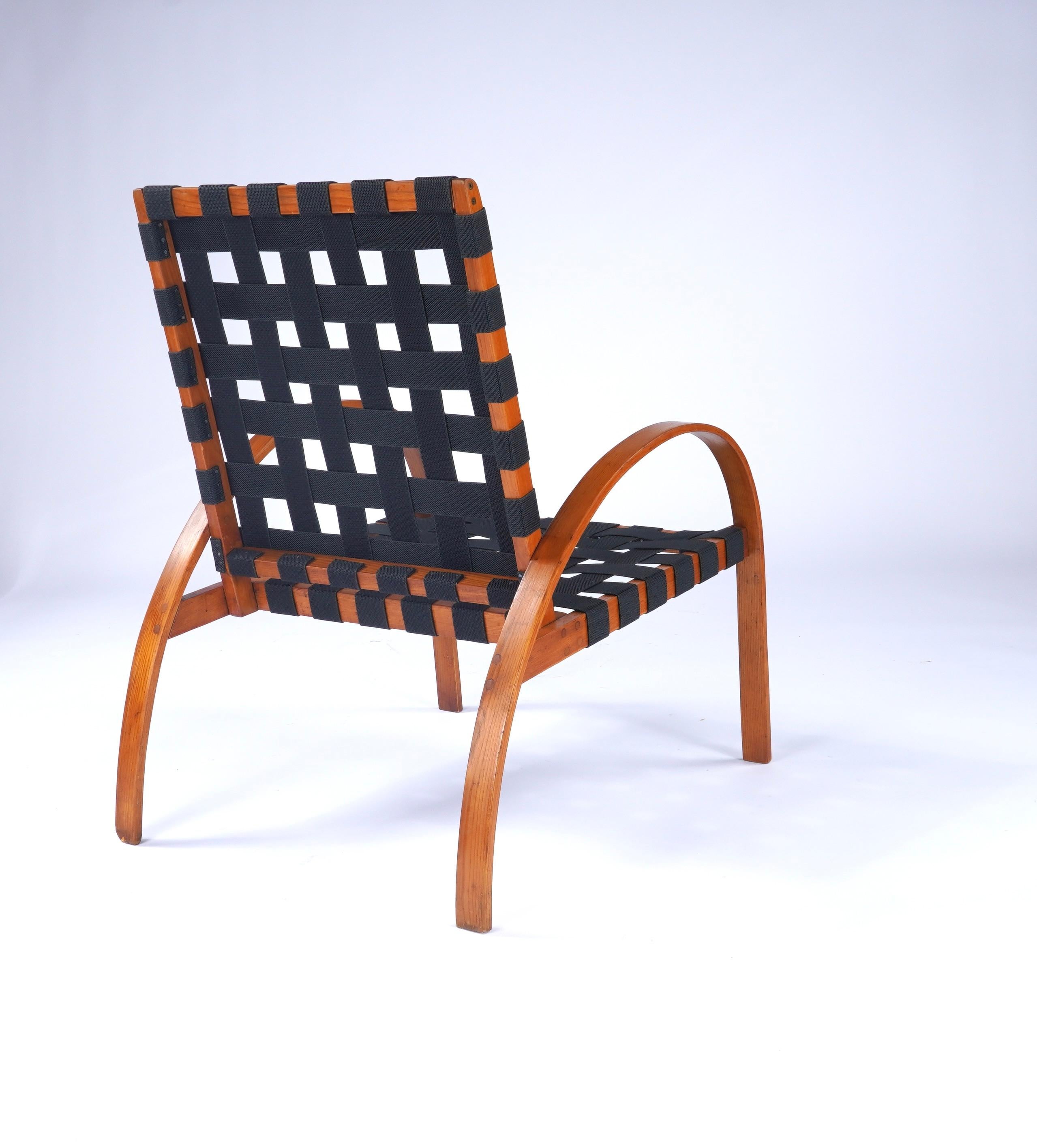 Fauteuil Studio en Oak Oak avec sangles noires Bon état - En vente à Oakland, CA