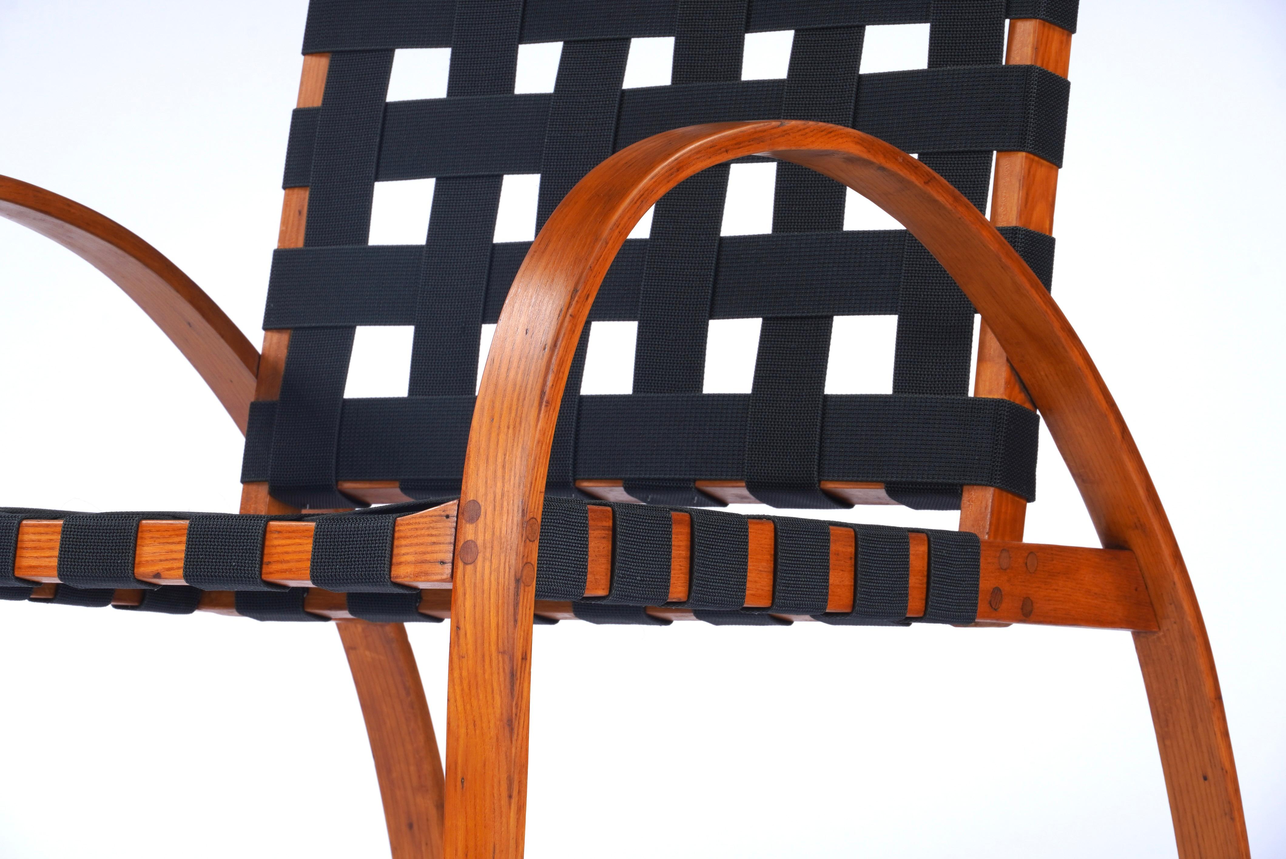 Milieu du XXe siècle Fauteuil Studio en Oak Oak avec sangles noires en vente