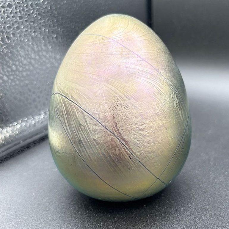Studio Art Glas Iridescent Egg Paperweight Signed Maslach 1979 For Sale 1