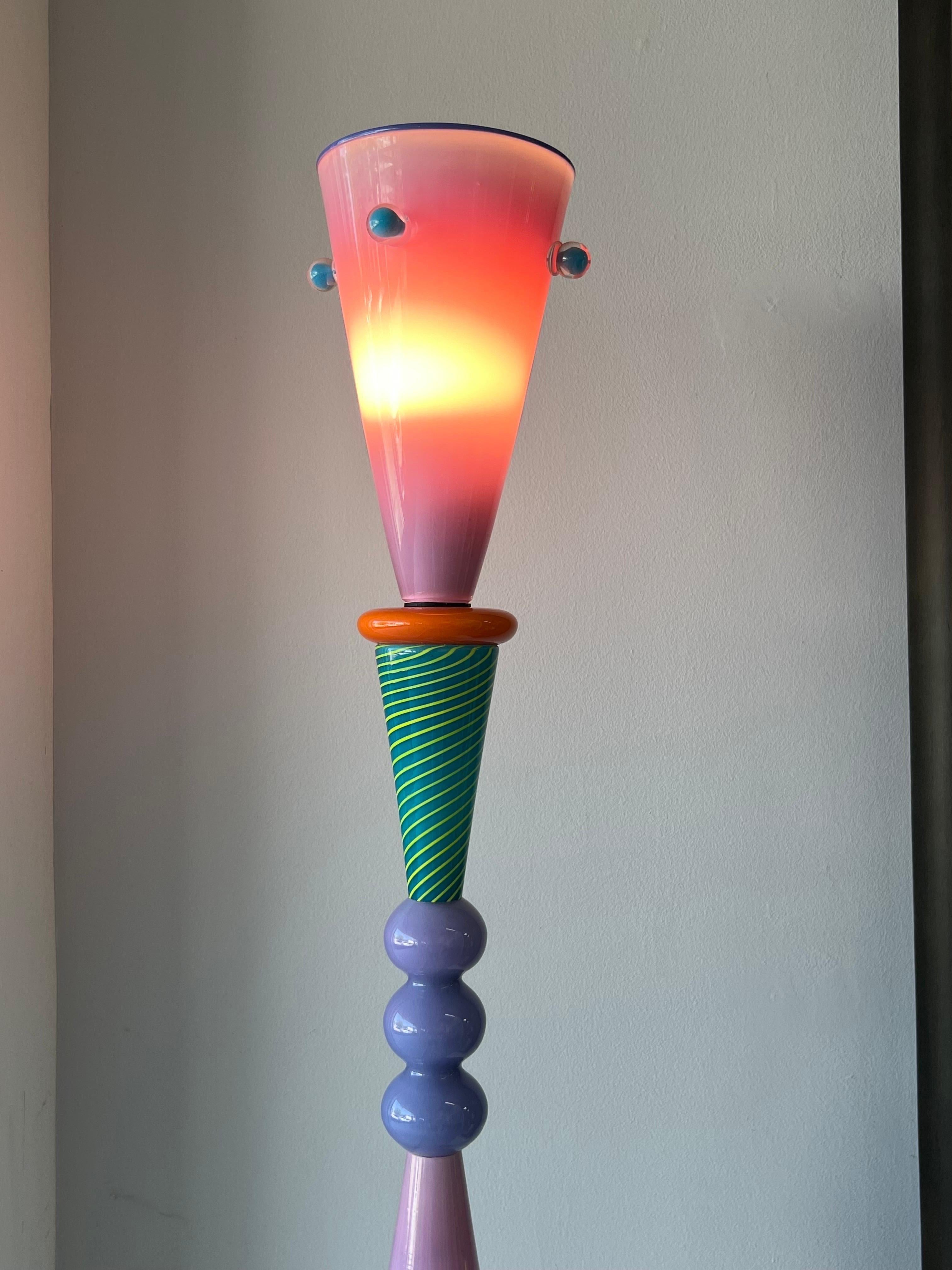 Postmoderne Skulptur-Stehlampe aus Studio-Kunstglas, signiert und datiert im Angebot 3