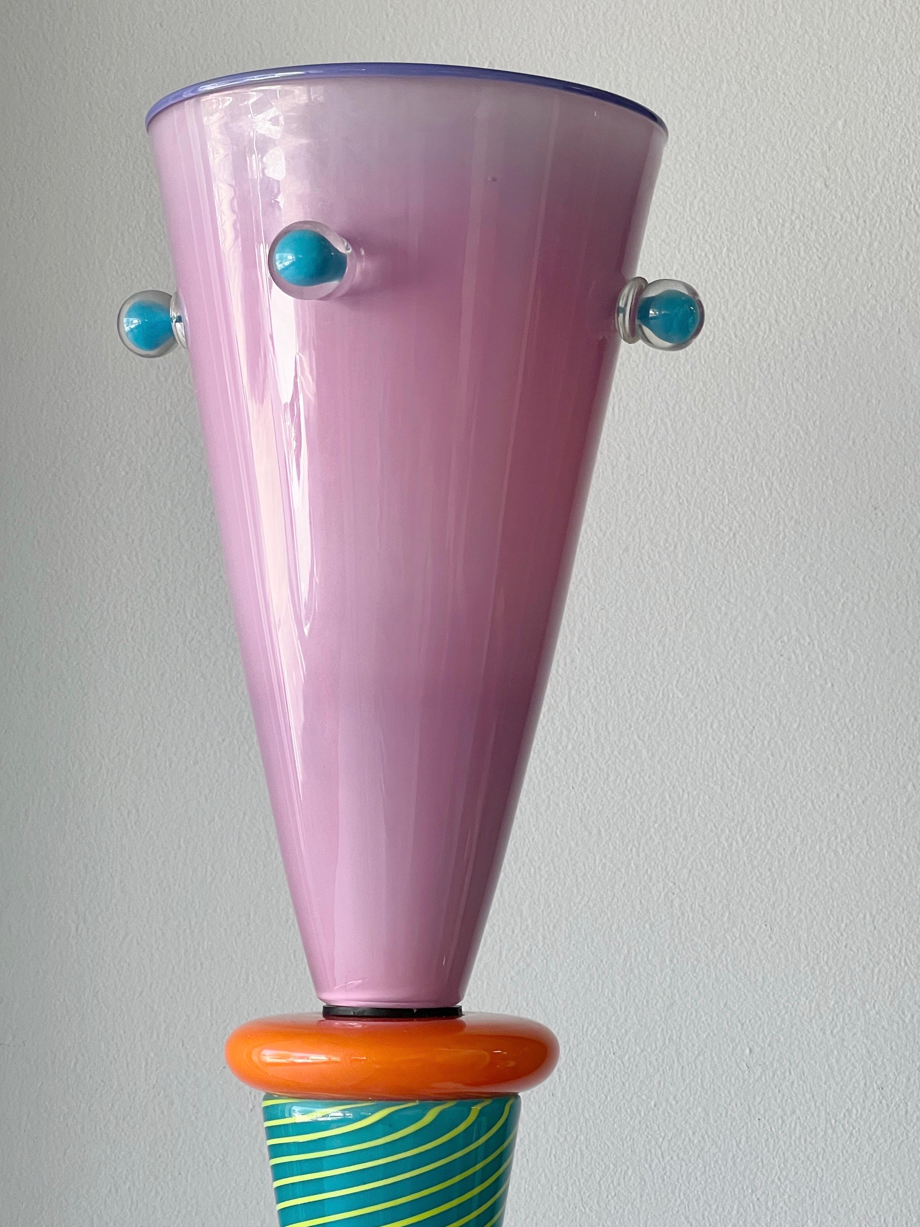 Americano Lampada da terra scultura postmoderna in vetro Studio A firmata e datata in vendita