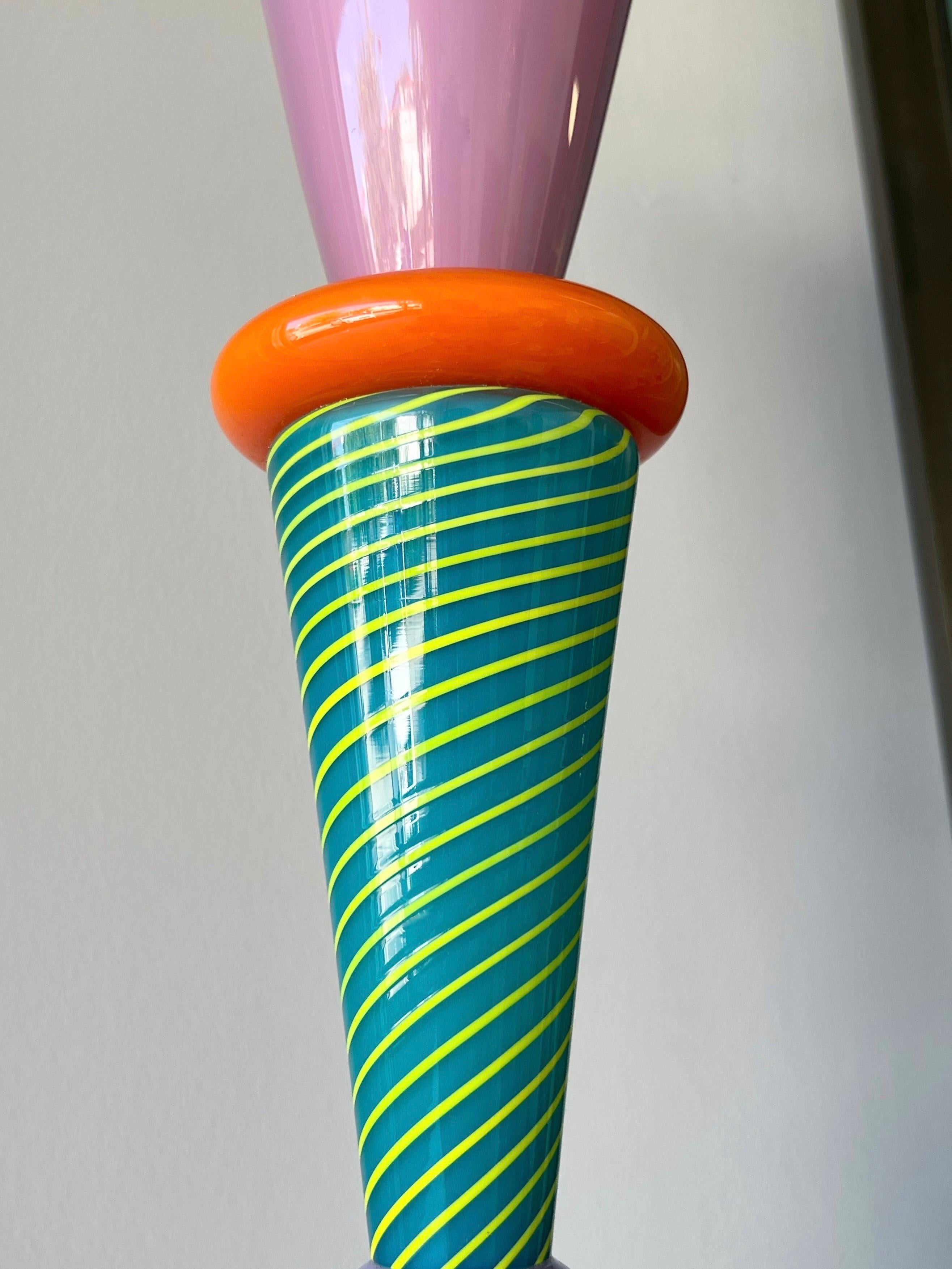 Lampada da terra scultura postmoderna in vetro Studio A firmata e datata in vendita 1