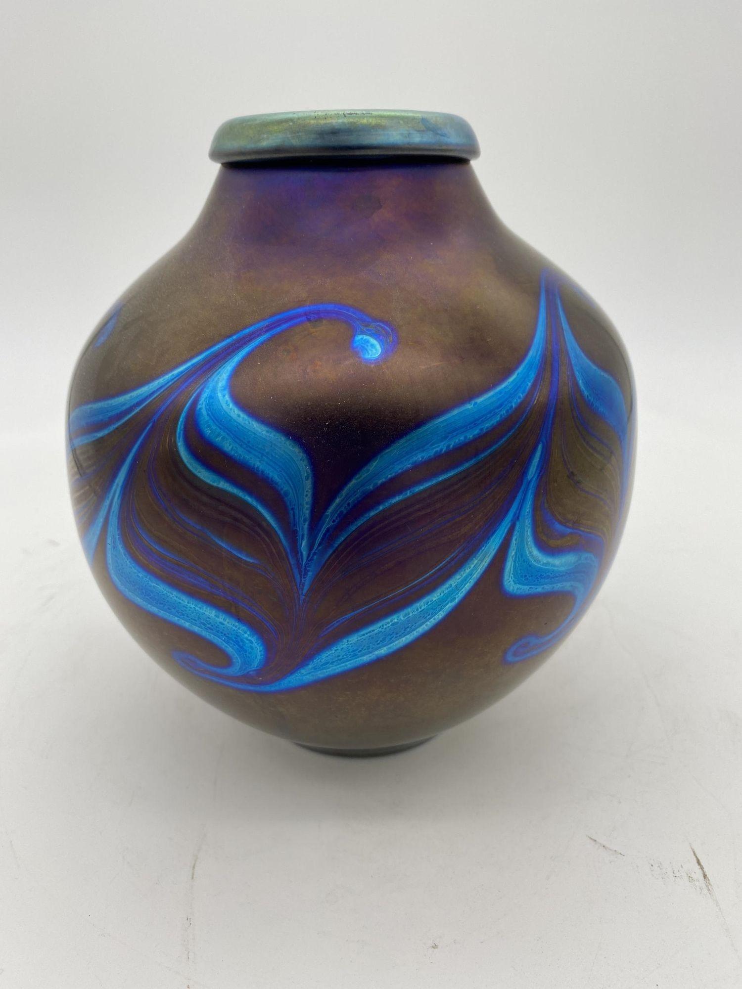 Studio Art Iridescent Swirl Glass Vase by Lundberg Studios, Circa 1981 In Excellent Condition In Van Nuys, CA