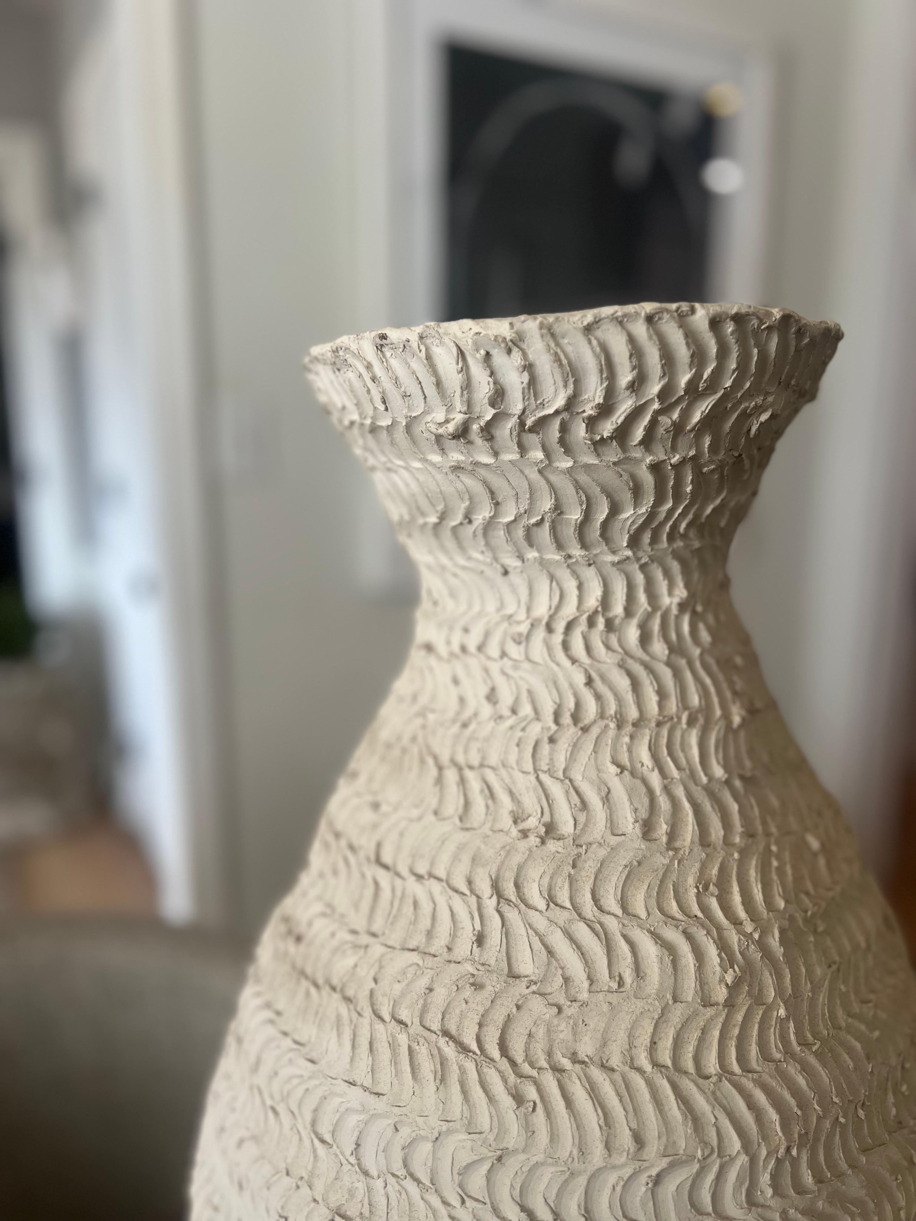 Grande Studio Pottery Hand Made non smaltato.  Colore avorio con texture ondulata.  