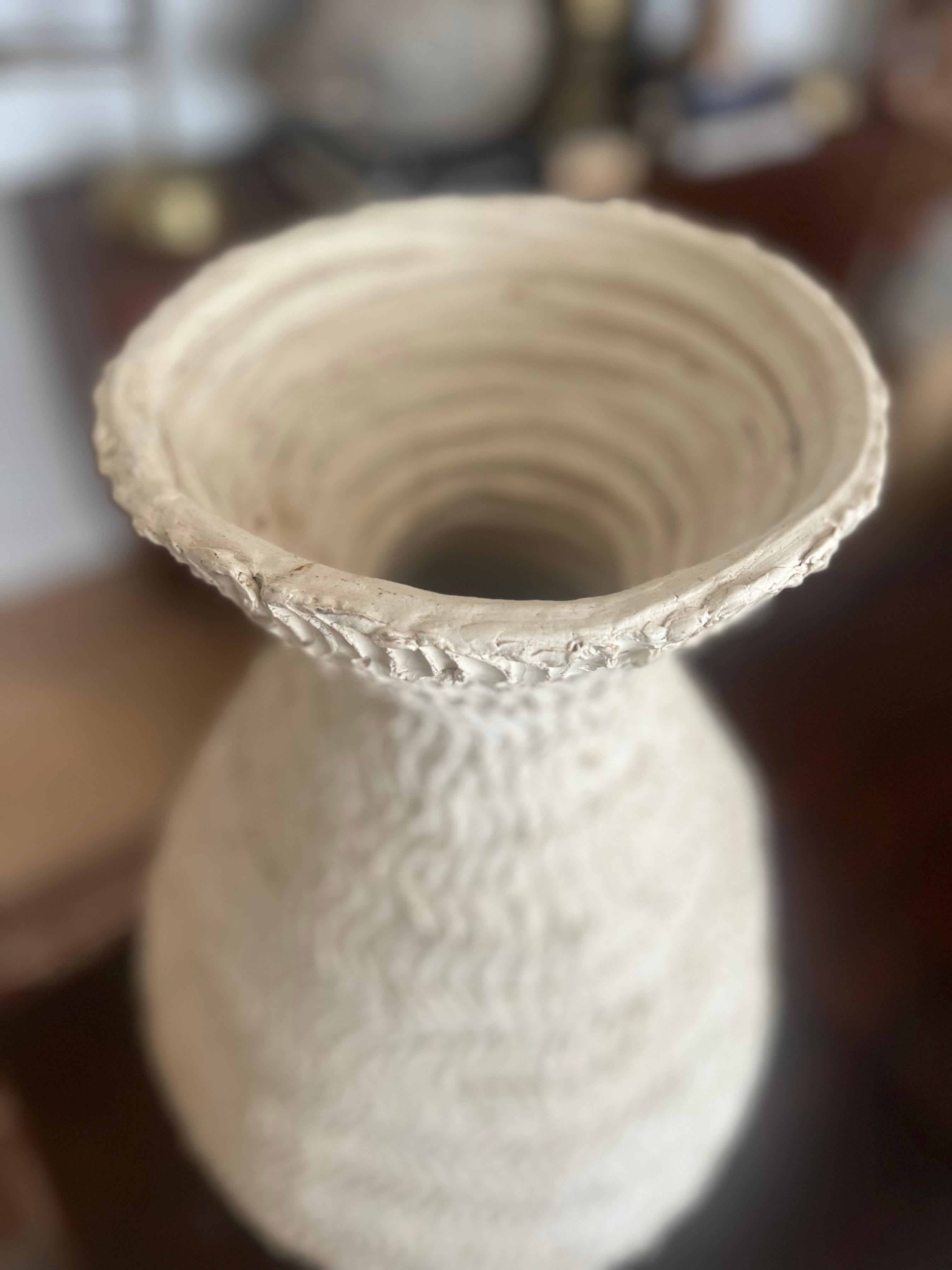 Fatto a mano Studio A Large White Pottery in vendita