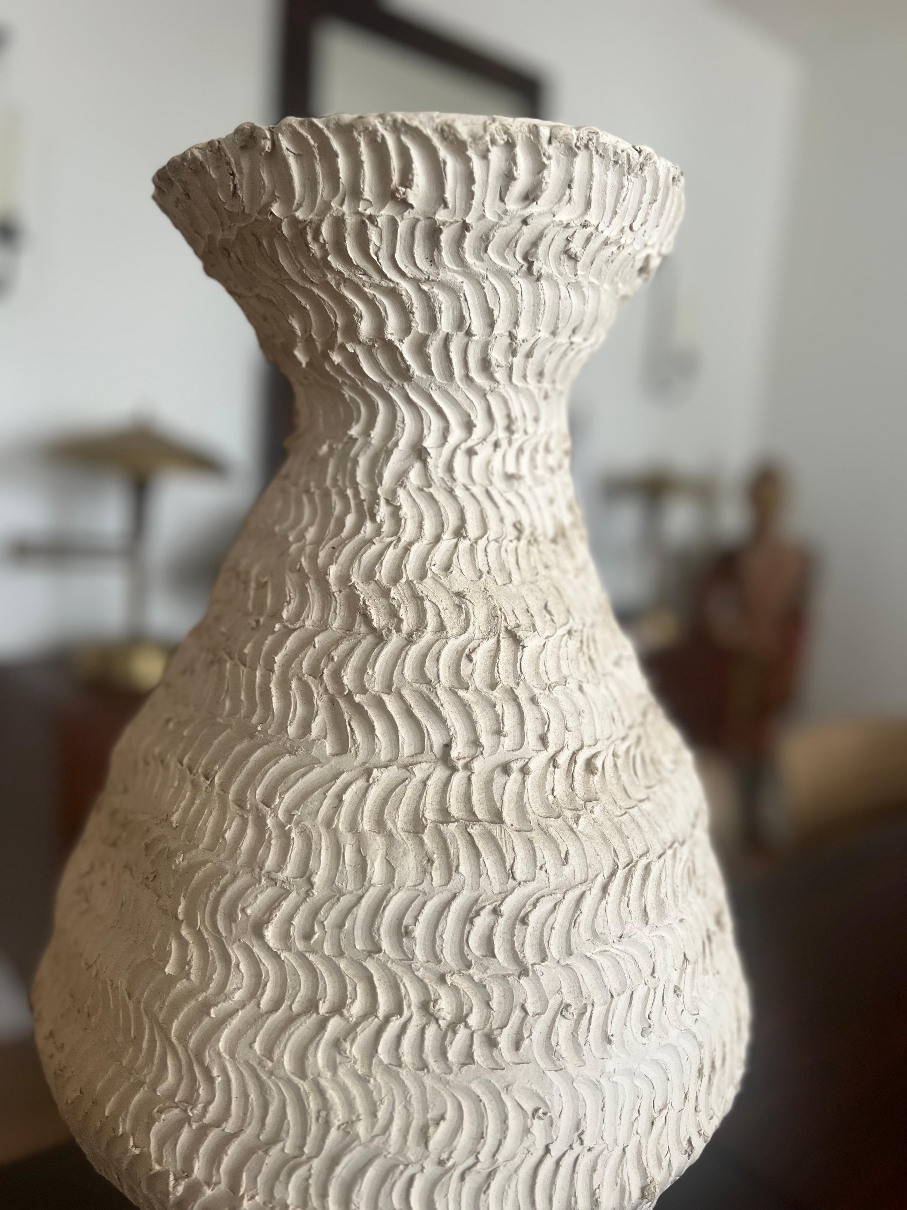 Fine XX secolo Studio A Large White Pottery in vendita