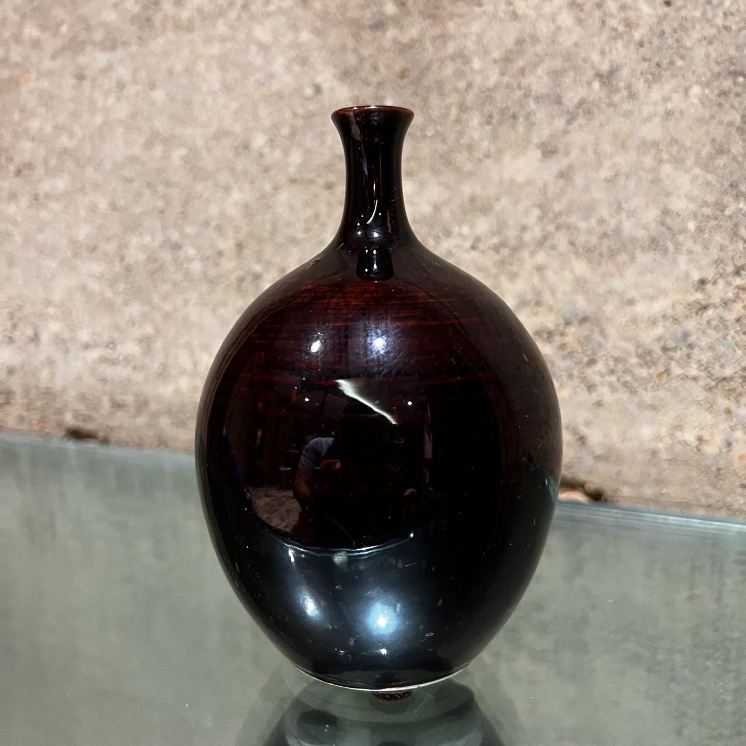 Vintage Studio Pottery Moderno Lucido Scuro Vaso di erbacce
Earle Freeman 10/75 firmato
5,25 h. x 3,5 diam.
Condizioni vintage usate
Esamina le immagini fornite per favore.