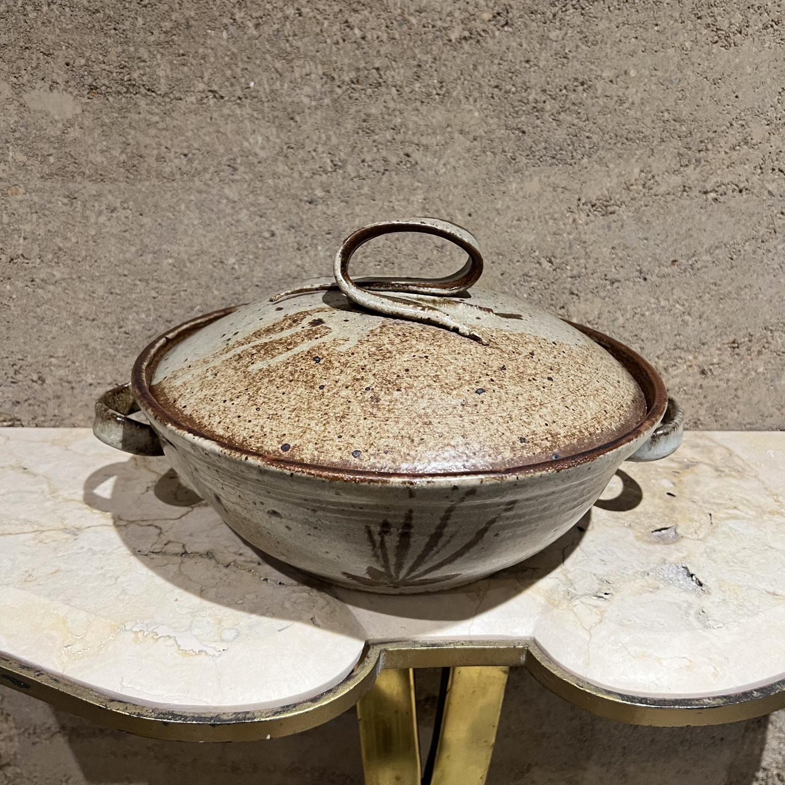 Stilvolle Steingut Steingut bedeckt Casserole Topf Suppe Terrine
Studio art pottery signiert
7,75 h x 14,5 b x 11,75
Gebrauchter Vintage-Zustand
Details siehe aufgelistete Bilder