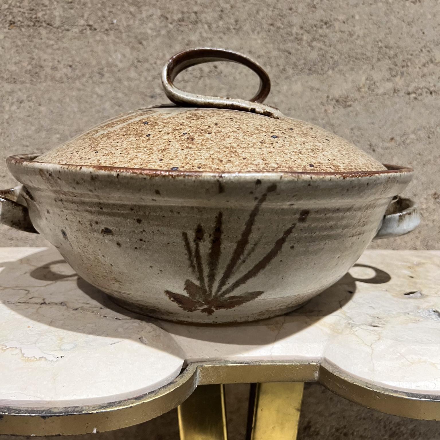Studio Art Pottery Casserole Steinguttopf mit Deckel, signiert (Moderne) im Angebot