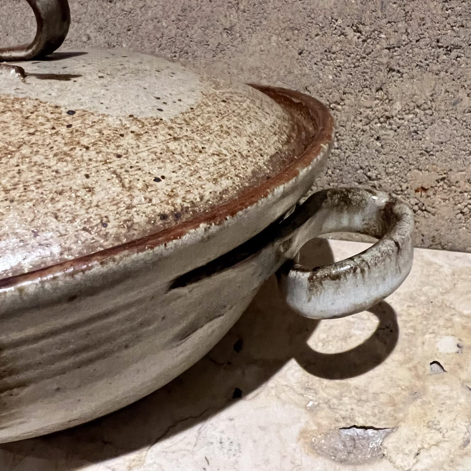 Studio Art Pottery Casserole Steinguttopf mit Deckel, signiert im Zustand „Gut“ im Angebot in Chula Vista, CA