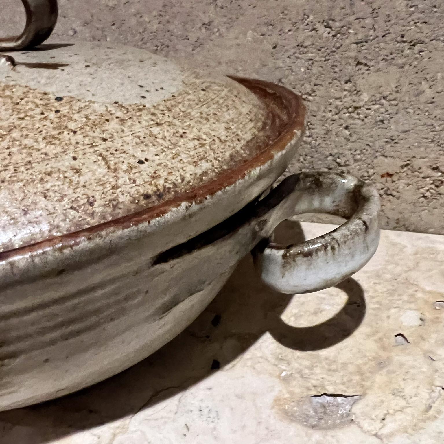 Studio Art Pottery Casserole Steinguttopf mit Deckel, signiert (20. Jahrhundert) im Angebot