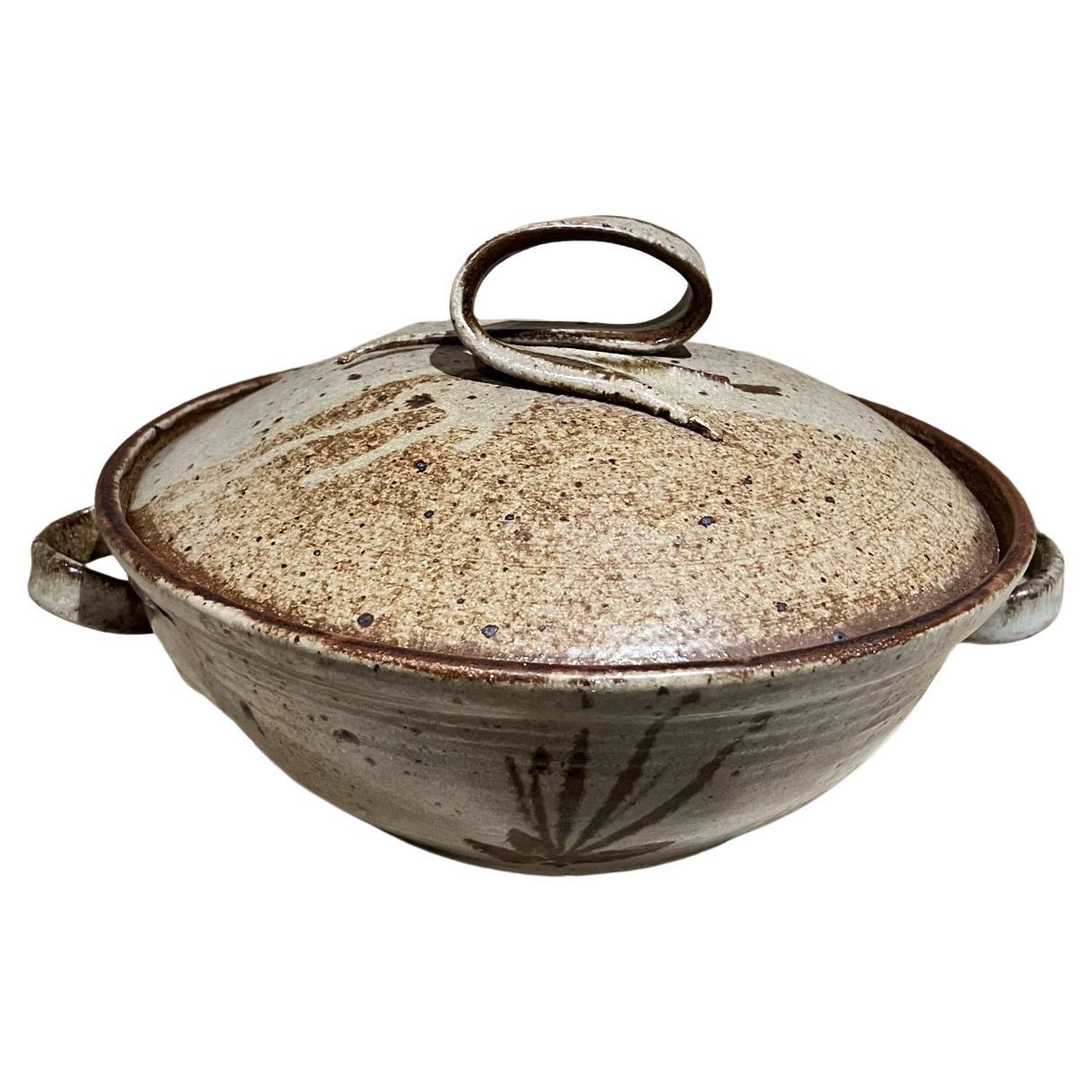 Casserole couverte en grès signée Studio Art Pottery