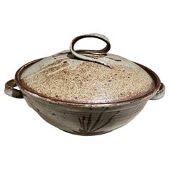 Studio Art Pottery Casserole Steinguttopf mit Deckel, signiert