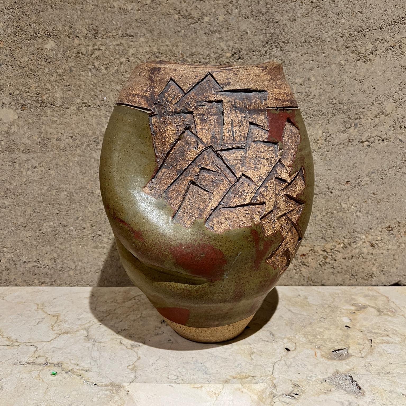 AMBIANIC presenta
Studio Art Pottery Vaso in terracotta testurizzato Vaso
11 H. x 8 L. x 8 D.
senza segno
Originale vintage usato
Fai riferimento a tutte le immagini