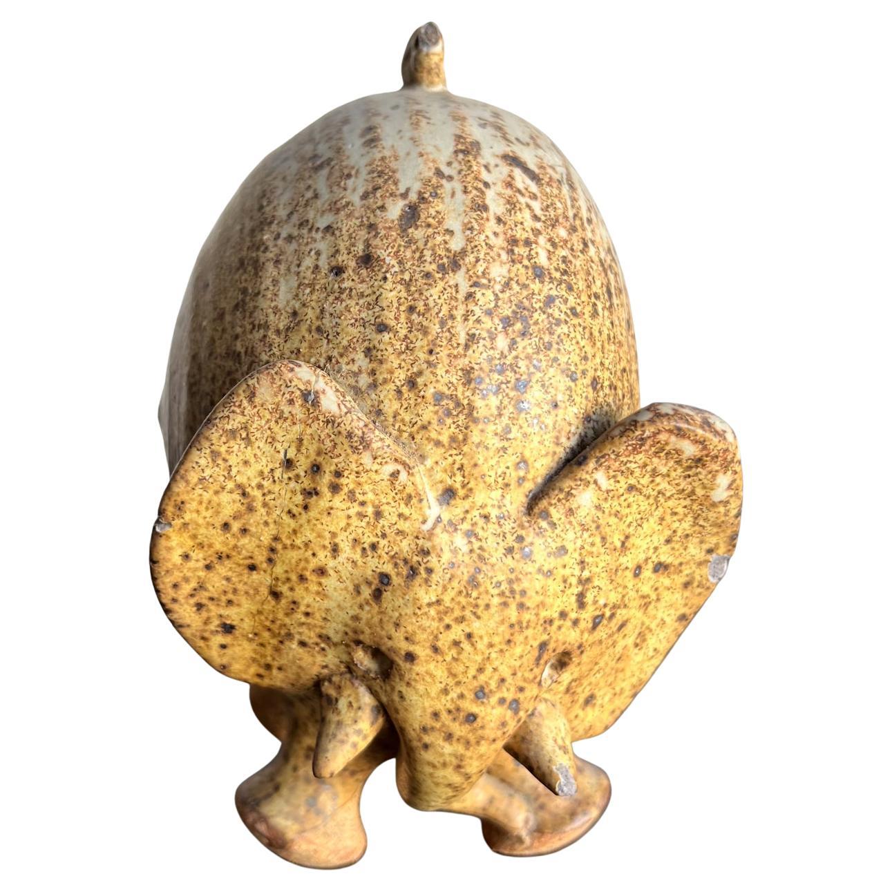 AMBIANIC presenta
Studio Art Pottery MCM Adorabile Elefante con Uccello
ceramica smaltata a mano in gres macchiato
stile di Lisa Larson
6 d x 3,88 l x 7,25 h.
Condizioni vintage usate
Fai riferimento alle immagini fornite.