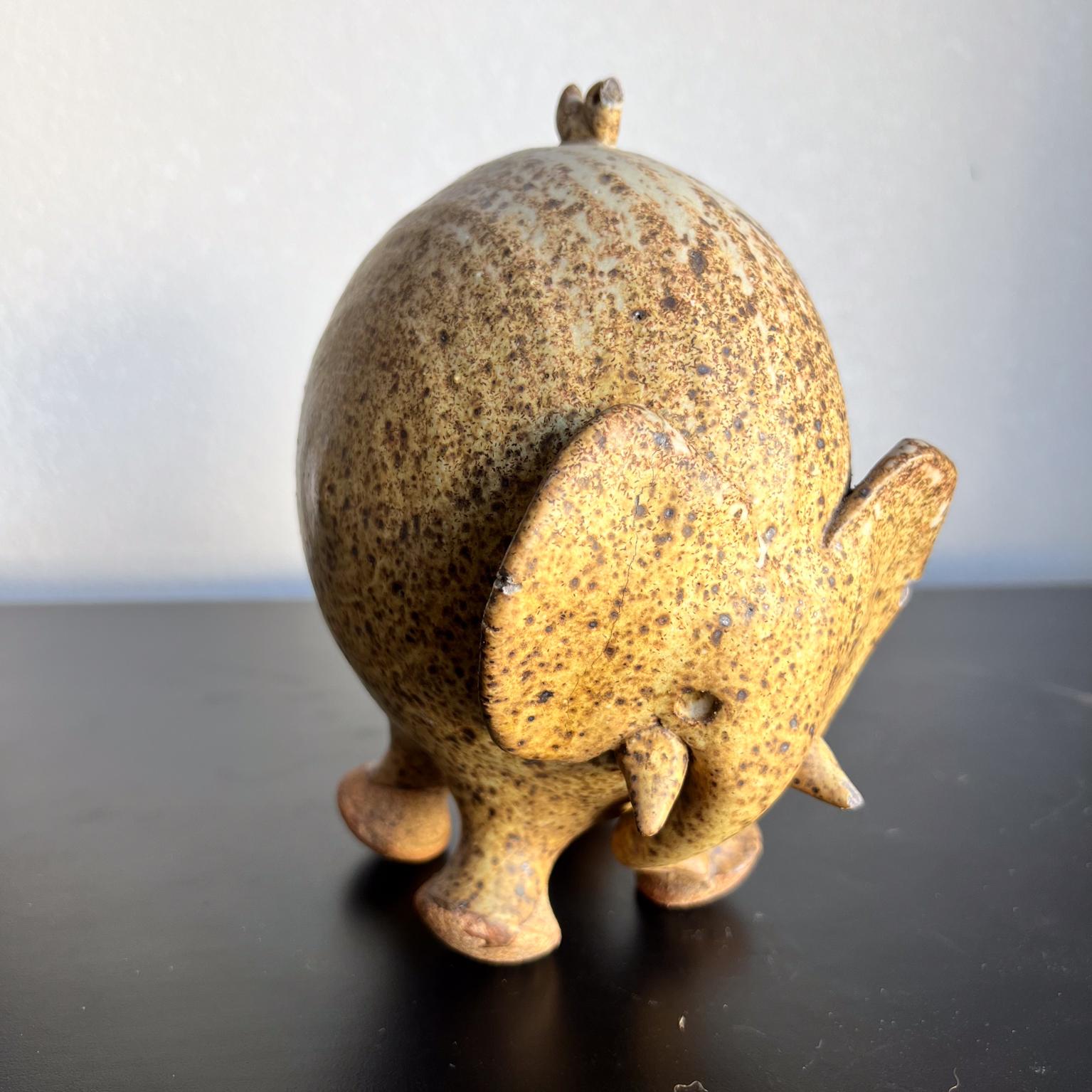 Mid-Century moderno Studio Pottery 1960 in gres con elefante e uccellino in vendita