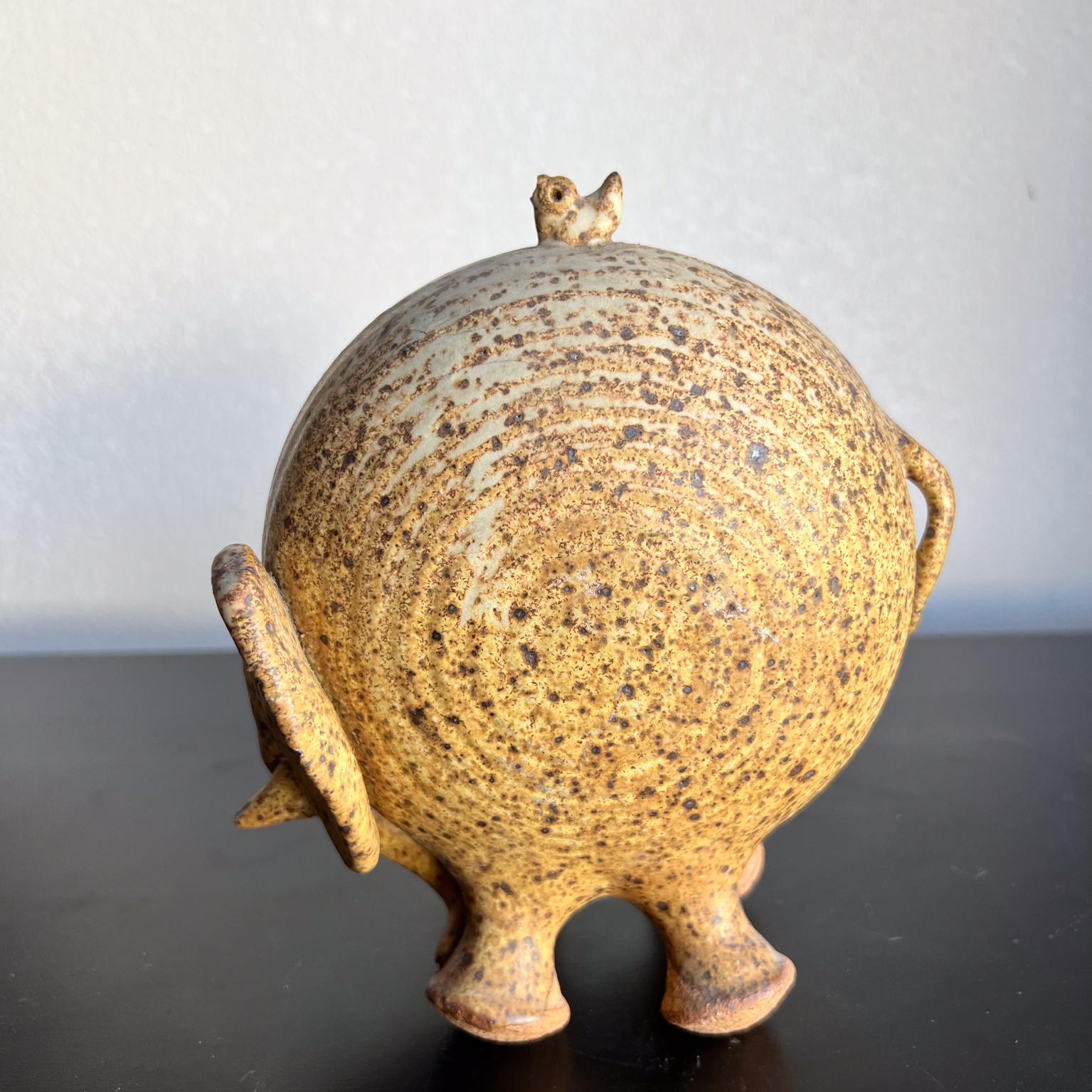 XX secolo Studio Pottery 1960 in gres con elefante e uccellino in vendita