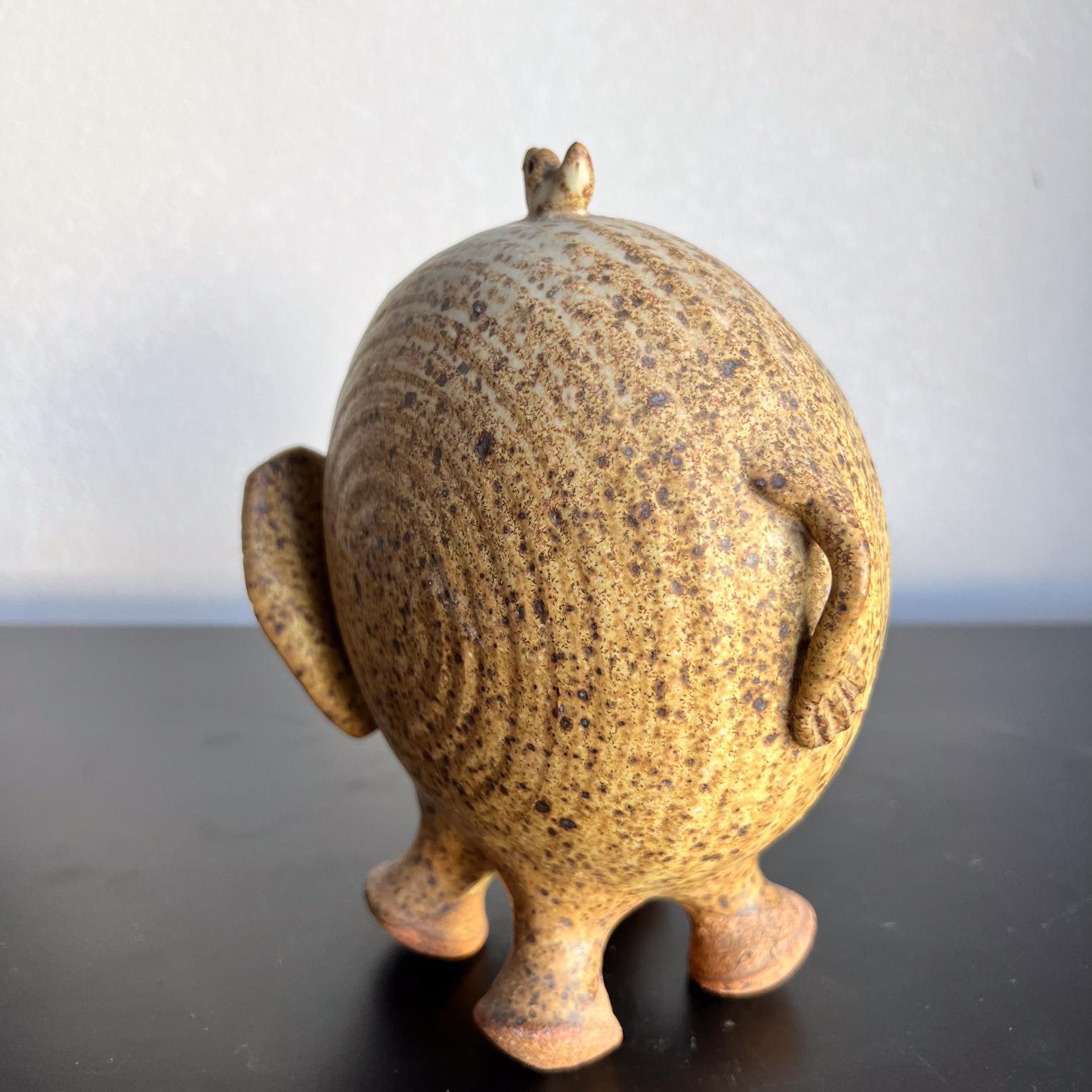 Terracotta Studio Pottery 1960 in gres con elefante e uccellino in vendita