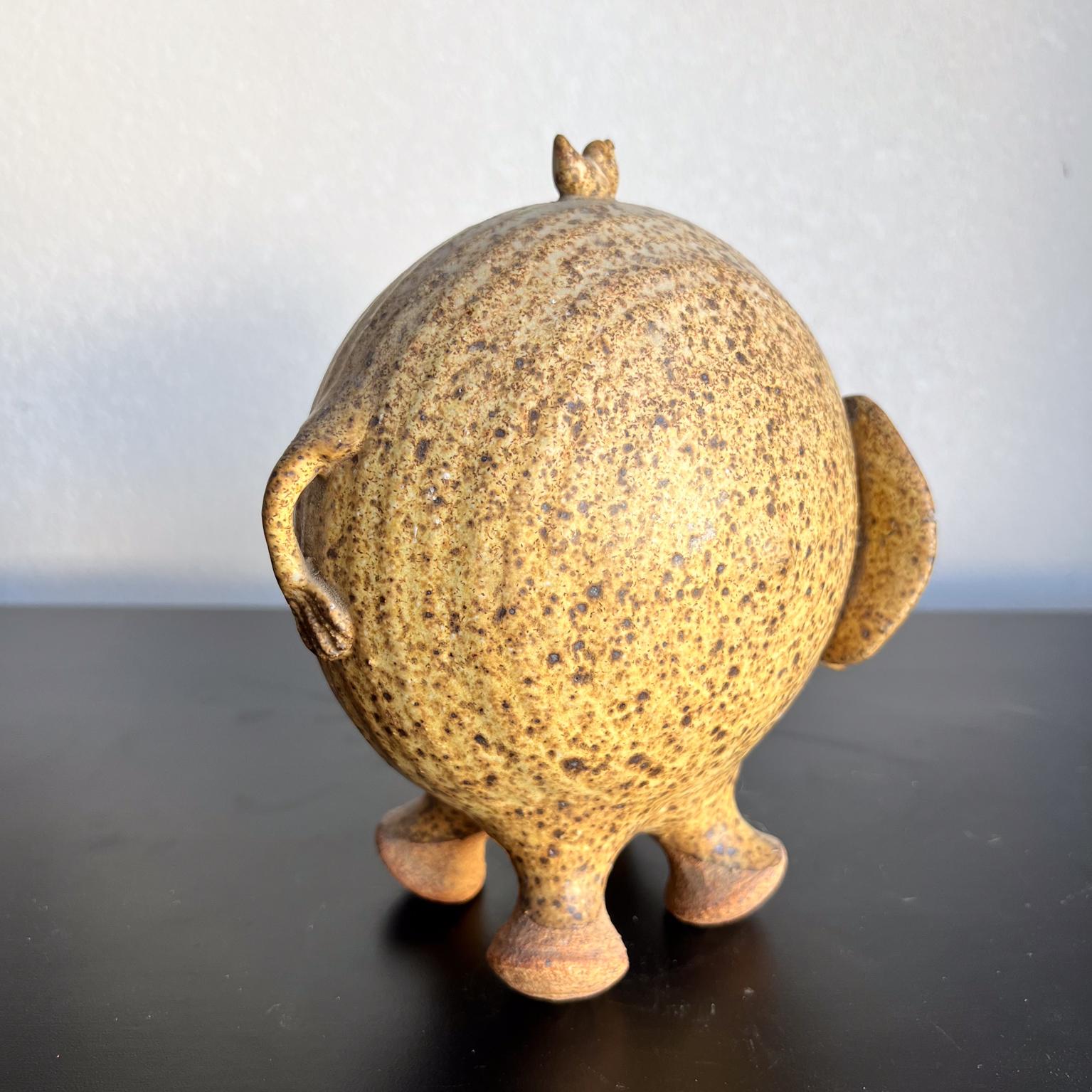 Studio Pottery 1960 in gres con elefante e uccellino in vendita 2