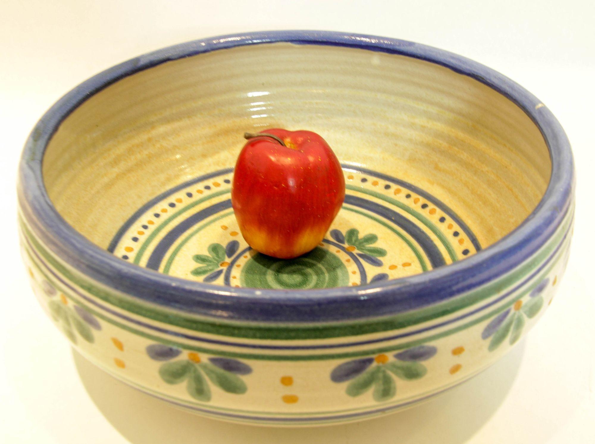 Studio Art Pottery Cuenco grande Azul Ribete Verde Flores Artista Firmado 1982 en venta 4