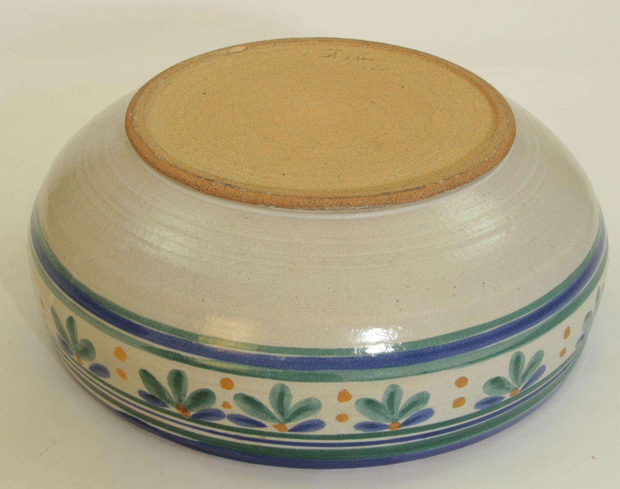 Studio Art Pottery Cuenco grande Azul Ribete Verde Flores Artista Firmado 1982 Moderno de mediados de siglo en venta