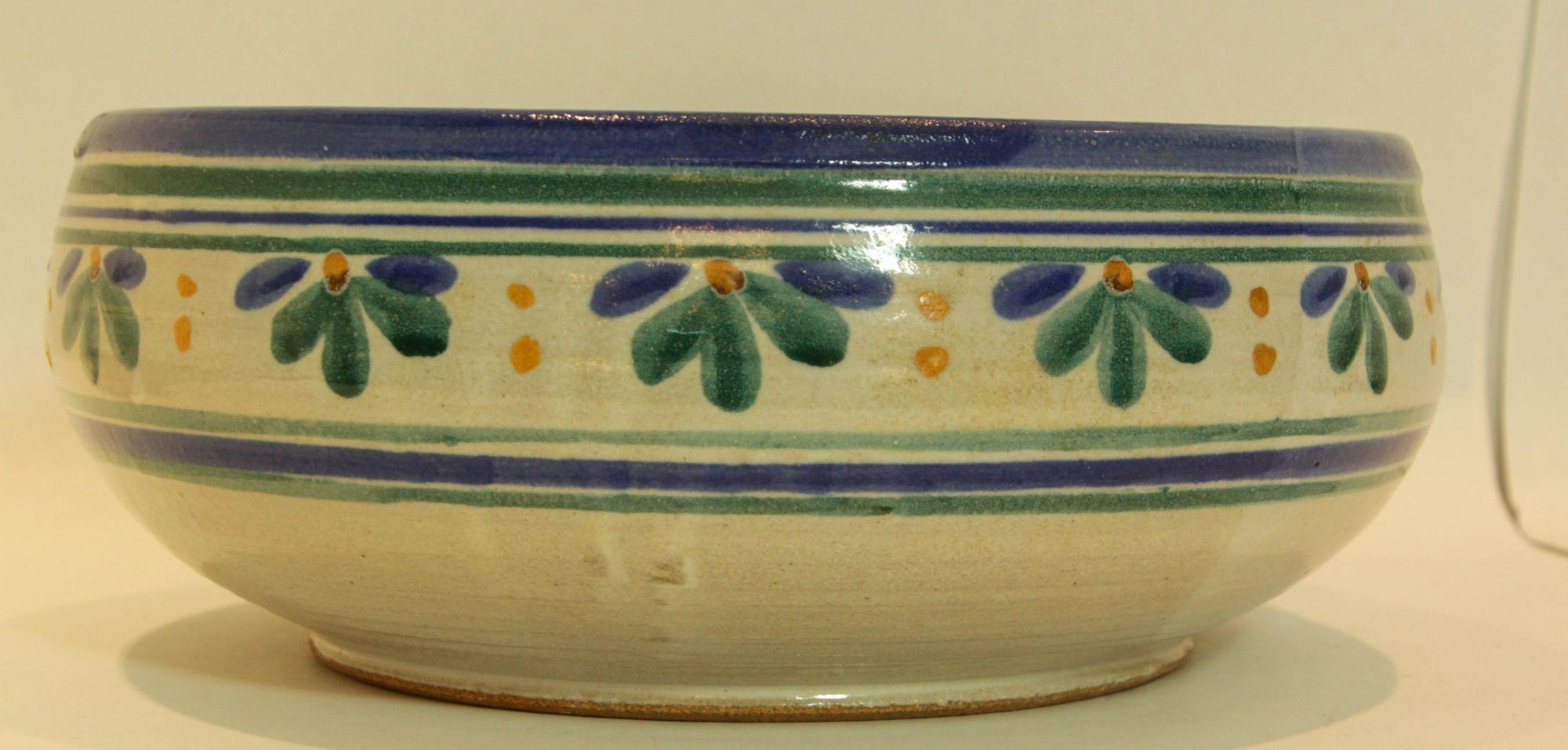 Studio Art Pottery Cuenco grande Azul Ribete Verde Flores Artista Firmado 1982 Hecho a mano en venta