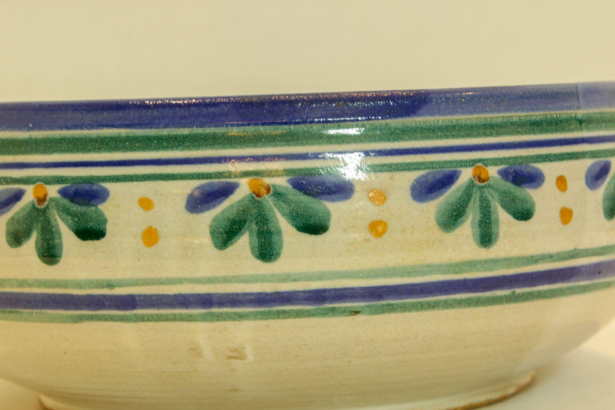Studio Art Pottery Cuenco grande Azul Ribete Verde Flores Artista Firmado 1982 en Bueno estado para la venta en North Hollywood, CA