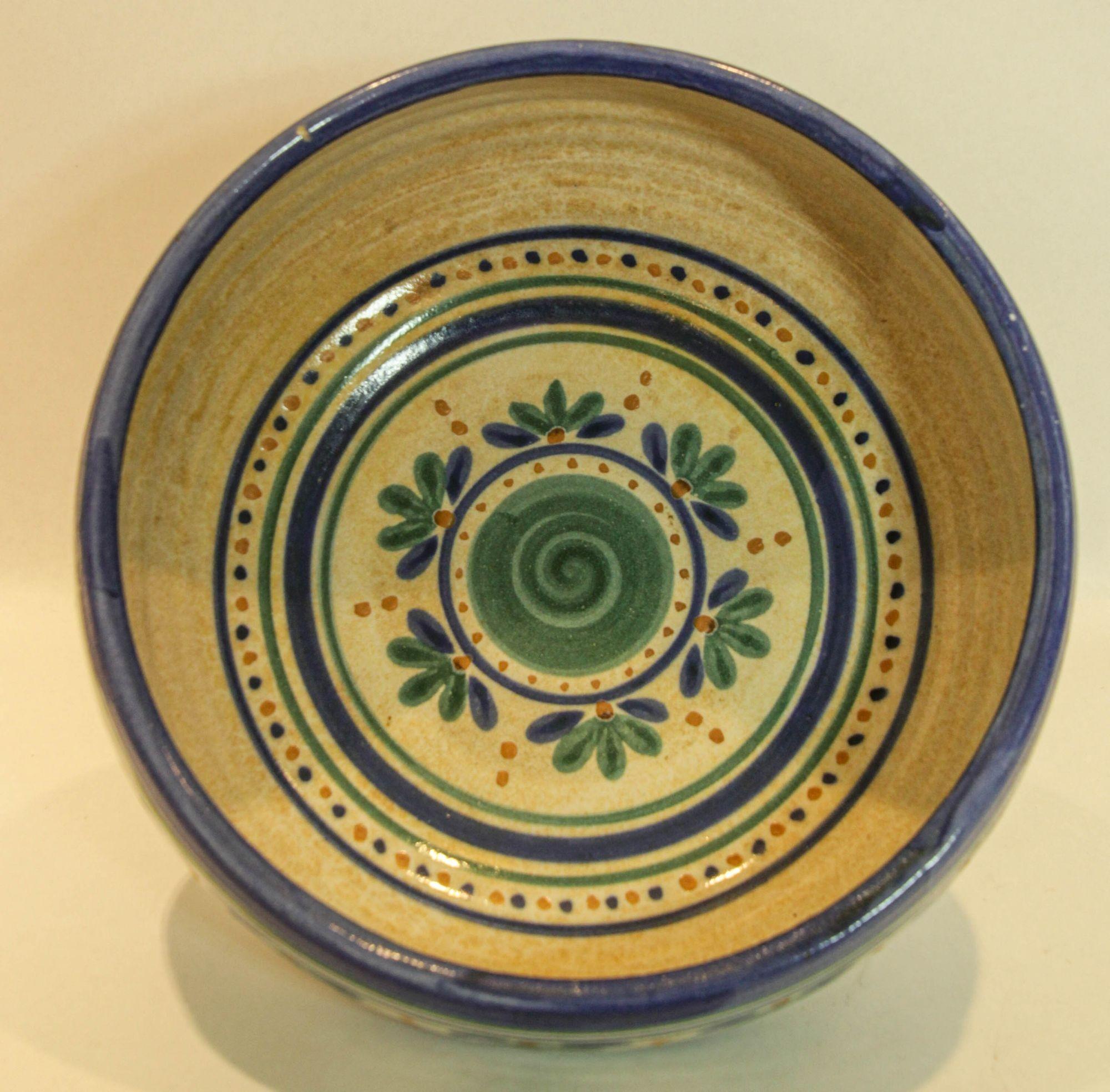 Studio Art Pottery Cuenco grande Azul Ribete Verde Flores Artista Firmado 1982 siglo XX en venta