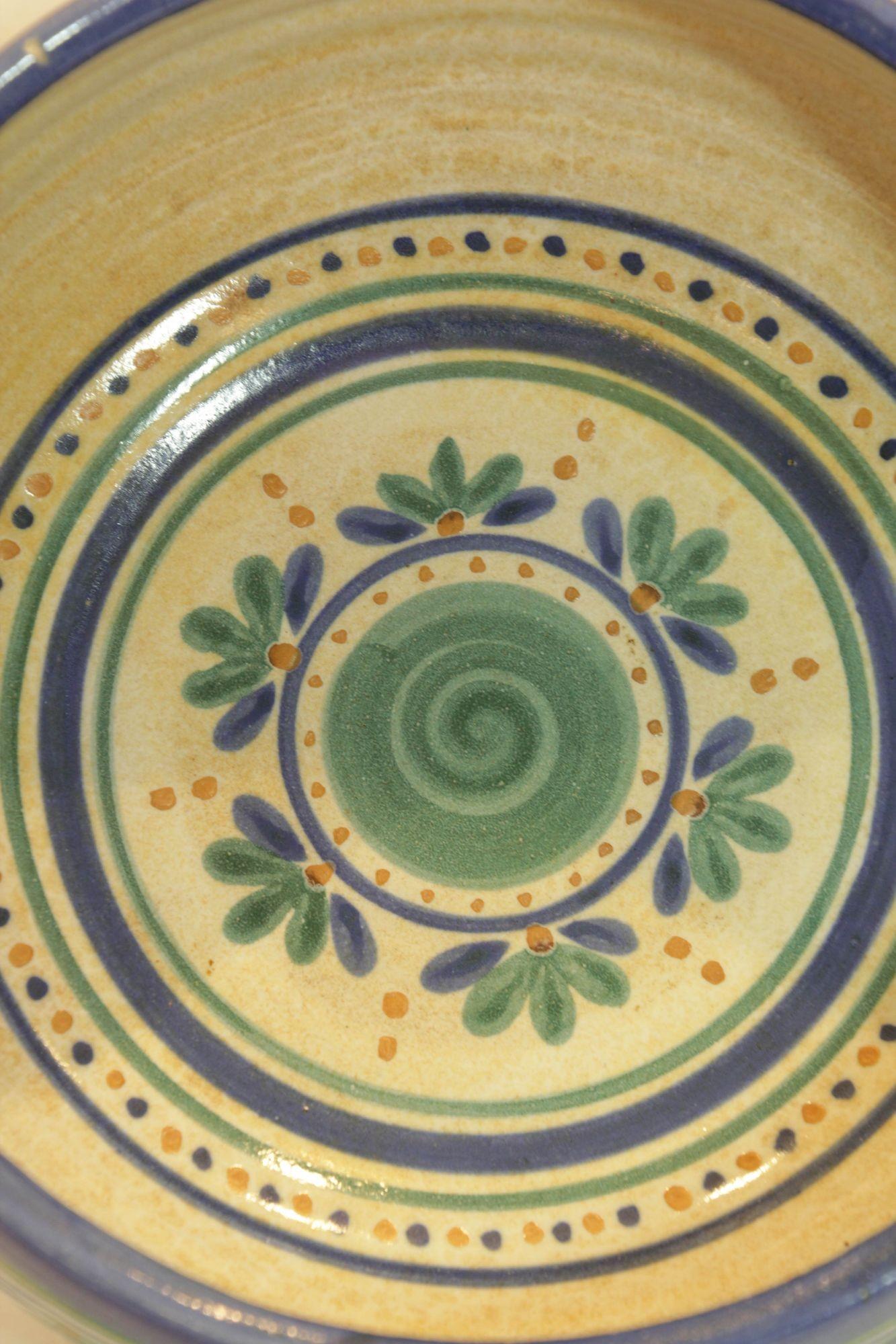 Studio Art Pottery Cuenco grande Azul Ribete Verde Flores Artista Firmado 1982 Cerámico en venta