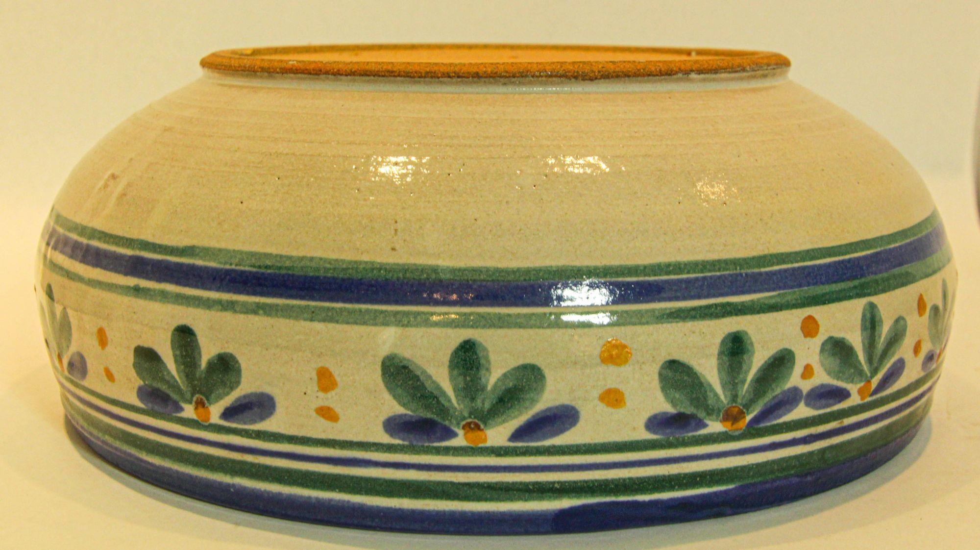 Studio Art Pottery Cuenco grande Azul Ribete Verde Flores Artista Firmado 1982 en venta 1