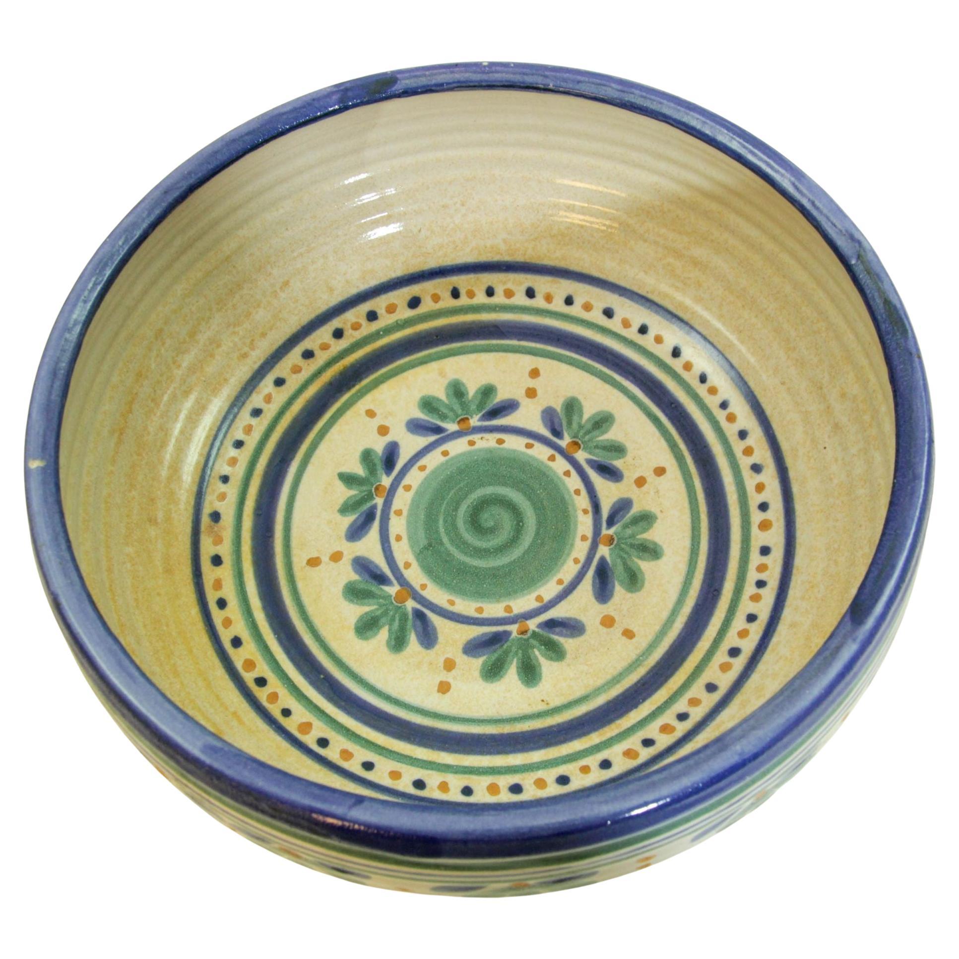Studio Art Pottery Cuenco grande Azul Ribete Verde Flores Artista Firmado 1982 en venta