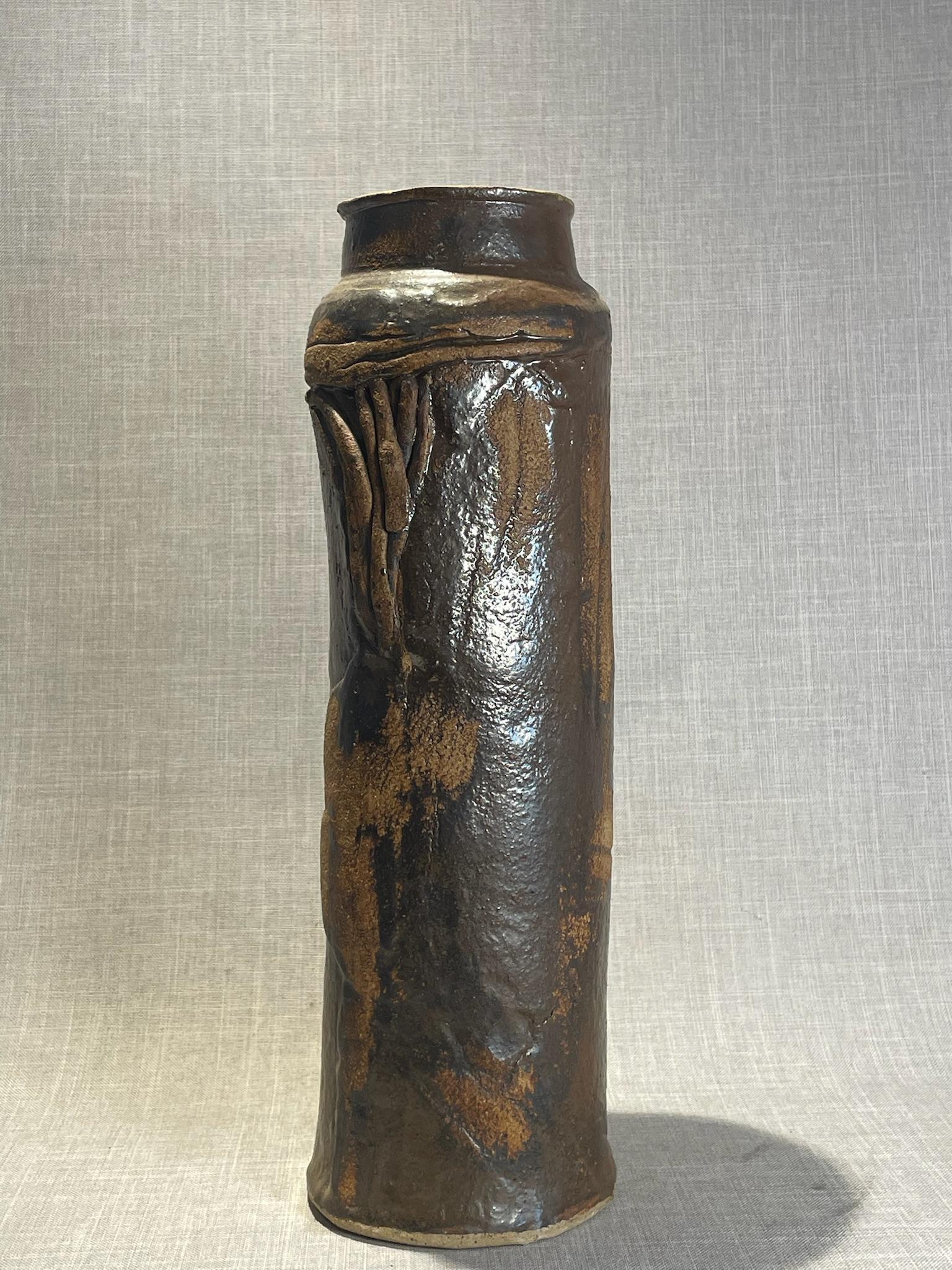 Mid-Century moderno Studio Pottery Vaso cilindrico in gres con smaltatura all'ossido di ferro in vendita