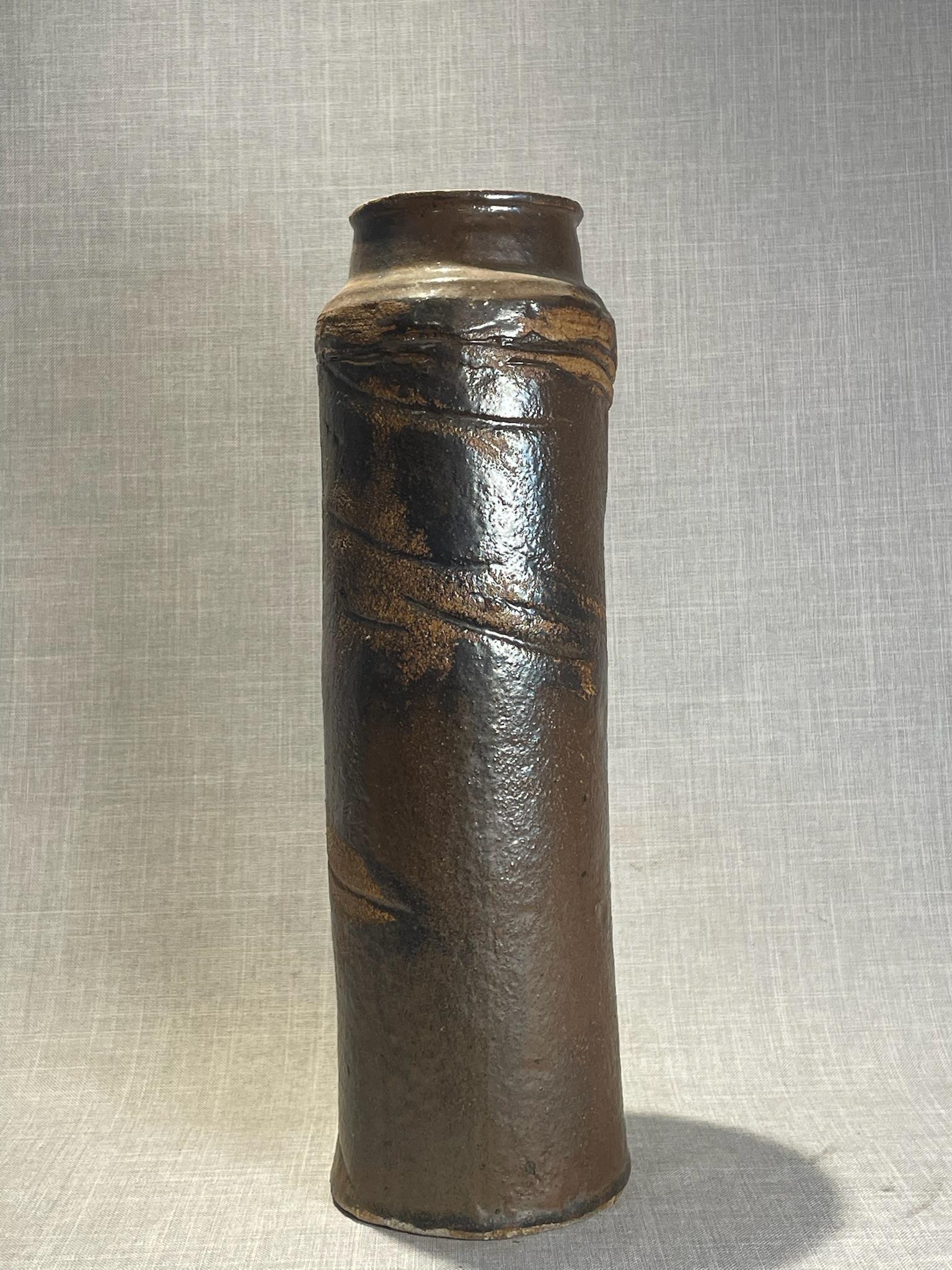 Cotto in fornace Studio Pottery Vaso cilindrico in gres con smaltatura all'ossido di ferro in vendita