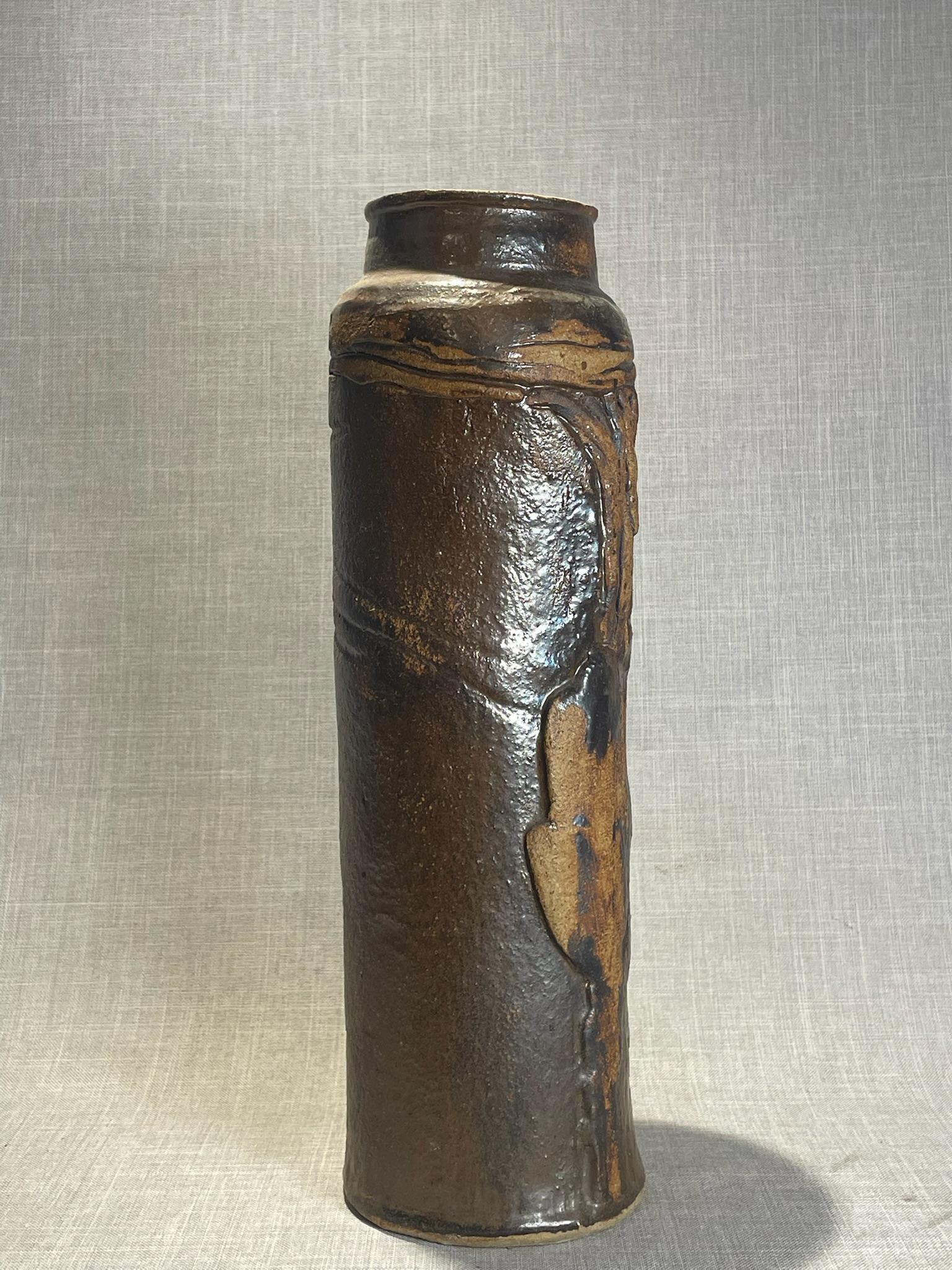 Studio Pottery Vaso cilindrico in gres con smaltatura all'ossido di ferro In condizioni buone in vendita a West Hollywood, CA