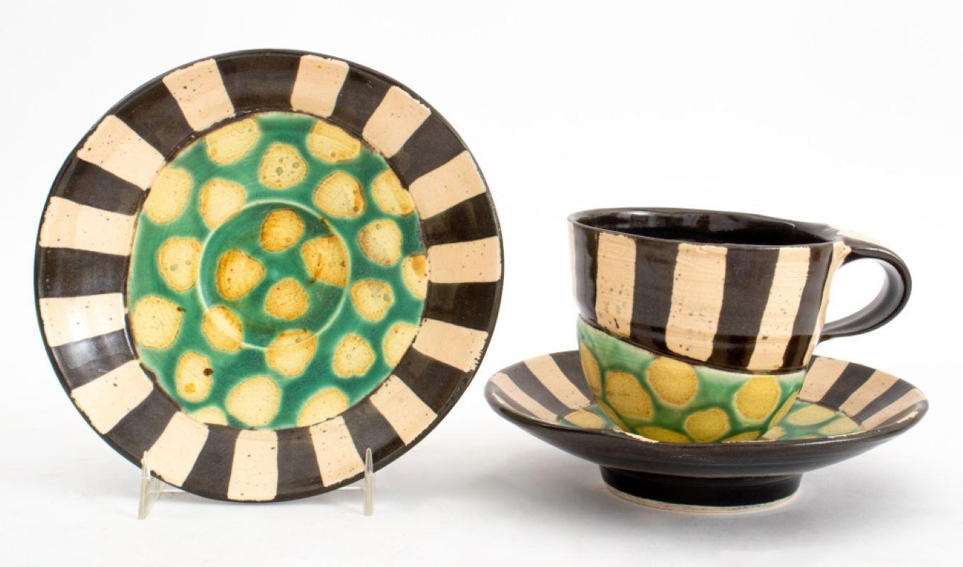 Collection de dix pièces de vaisselle de Studio Art Pottery, comprenant : deux tasses, estampillées 