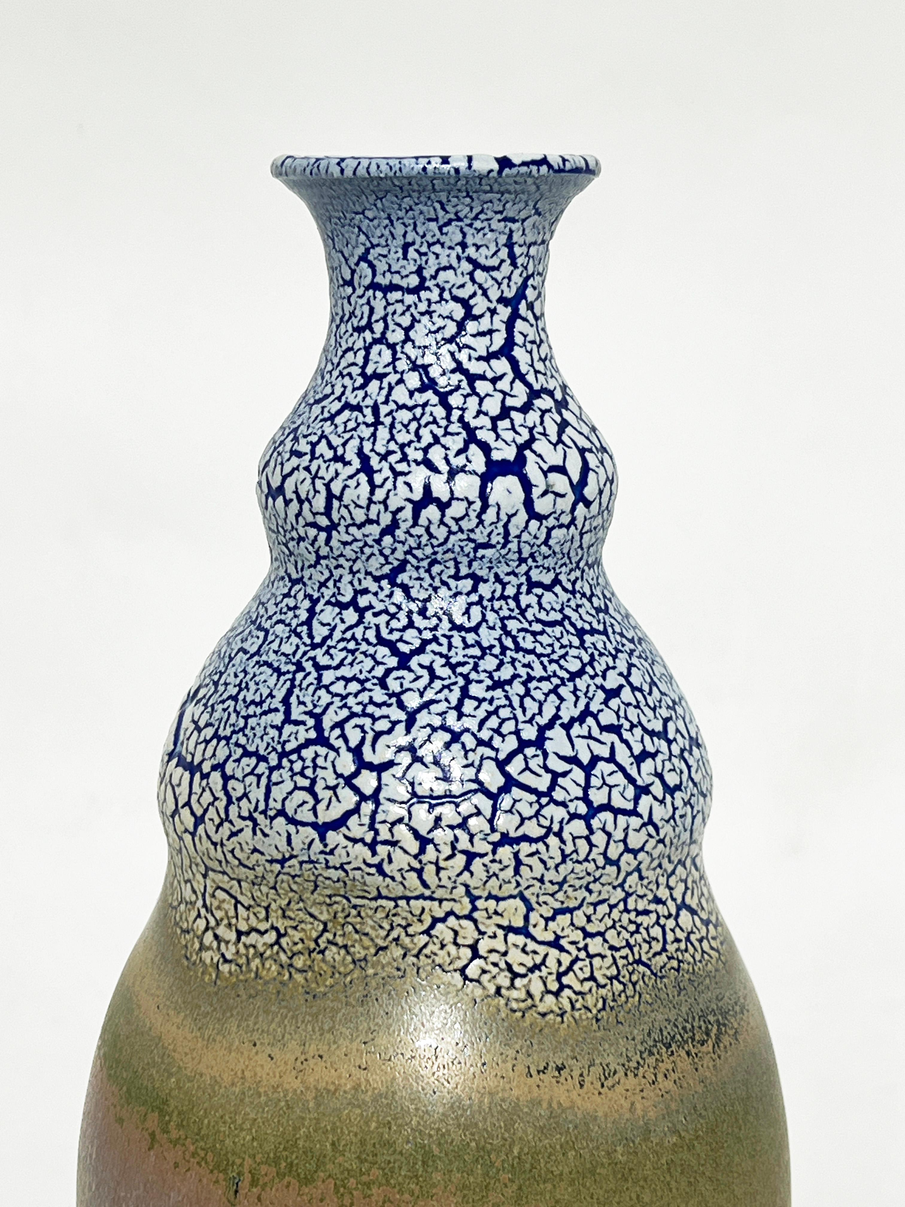 Wir freuen uns, derzeit mehrere Keramikarbeiten des herausragenden jungen zeitgenössischen Künstlers Jay James Forsythe von Oxbrook Pottery anbieten zu können. Als Absolvent des Fachbereichs Bildhauerei der Rhode Island School of Design im Jahr 2004
