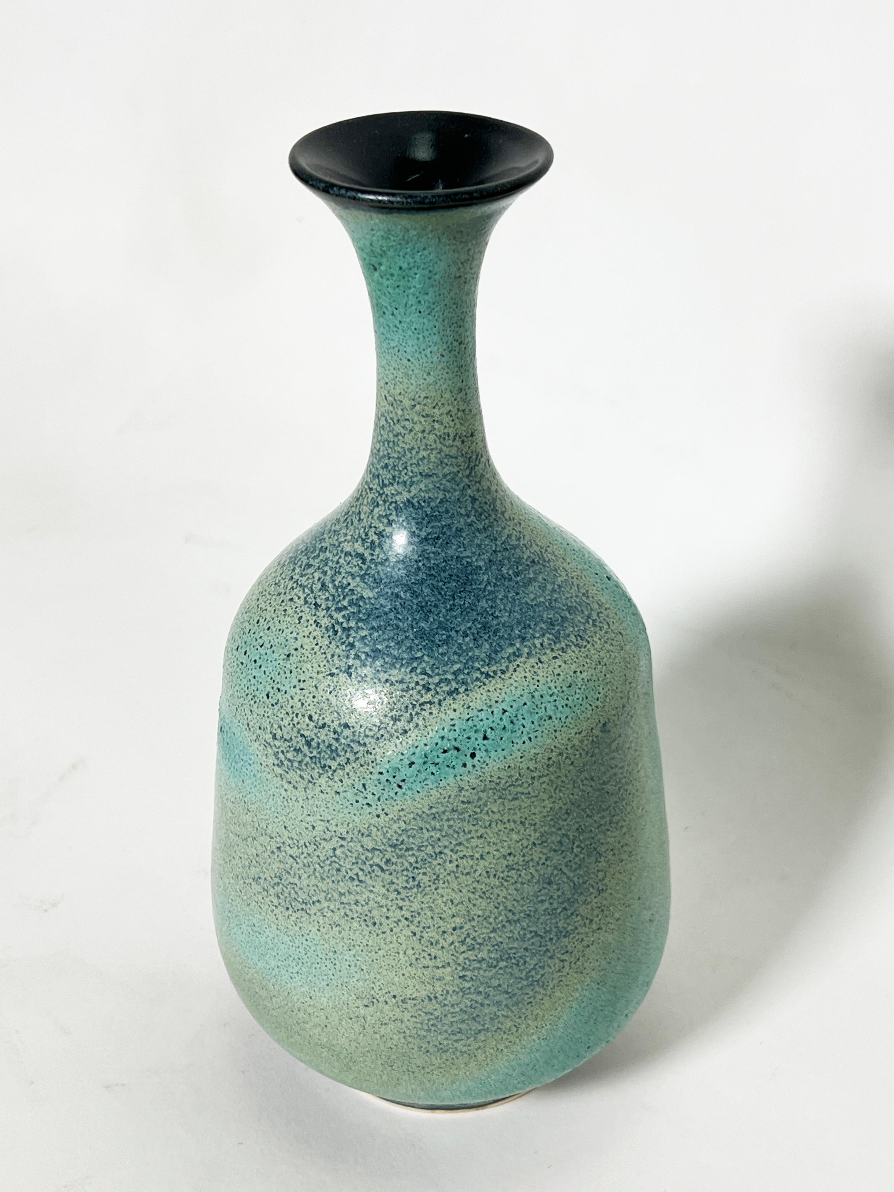 Nos complace ofrecer varias obras de cerámica del joven y superlativo artista contemporáneo Jay James Forsythe, de Oxbrook Pottery. Licenciado en 2004 por el departamento de escultura de la Escuela de Diseño de Rhode Island, estudió dibujo con el