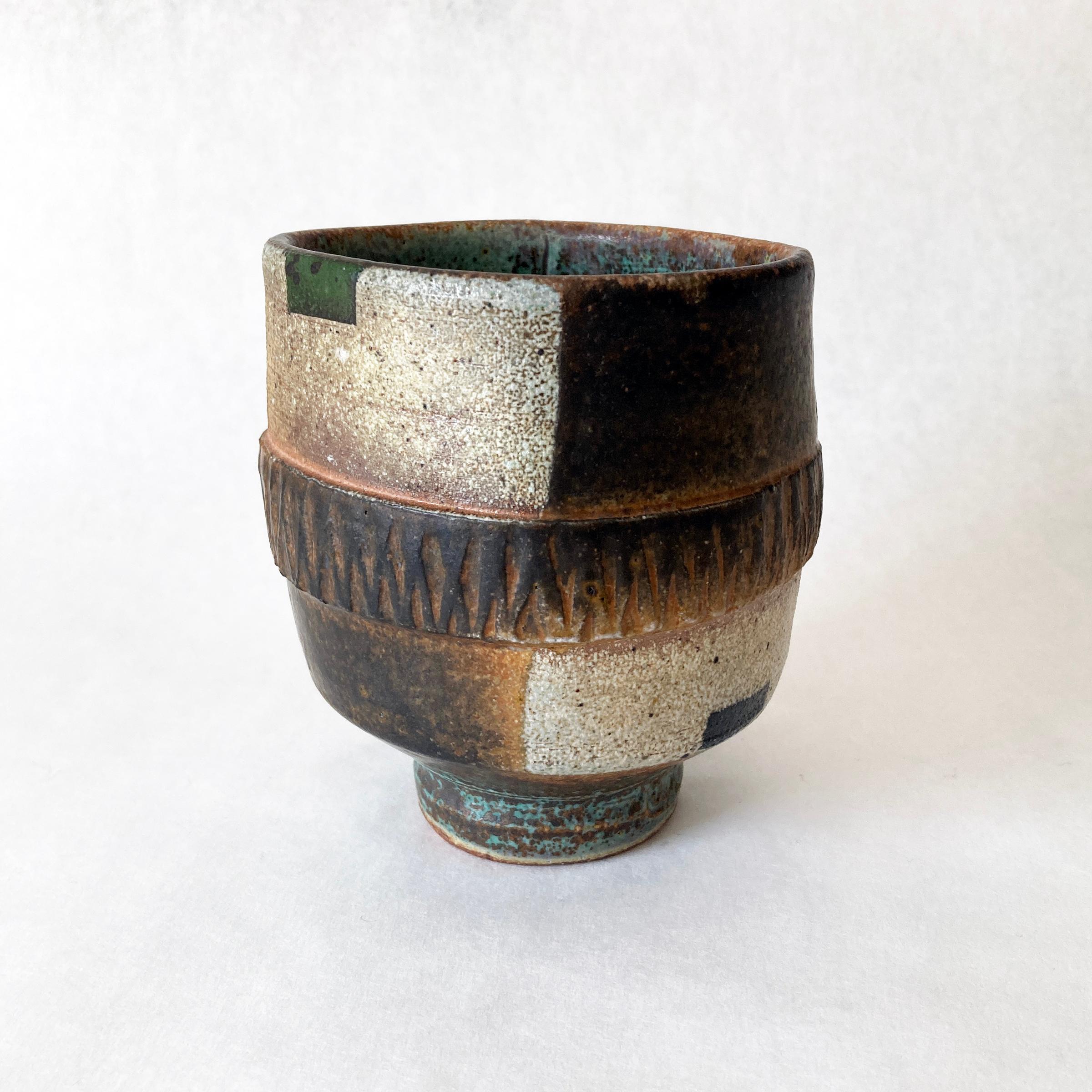 Vaso postmoderno in studio Pottery. Le aree smaltate di verde contrastano meravigliosamente con l'argilla marrone non smaltata. Si tratta di un pezzo di grande effetto che fa bella mostra di sé in un gruppo, oppure da solo su una credenza o un