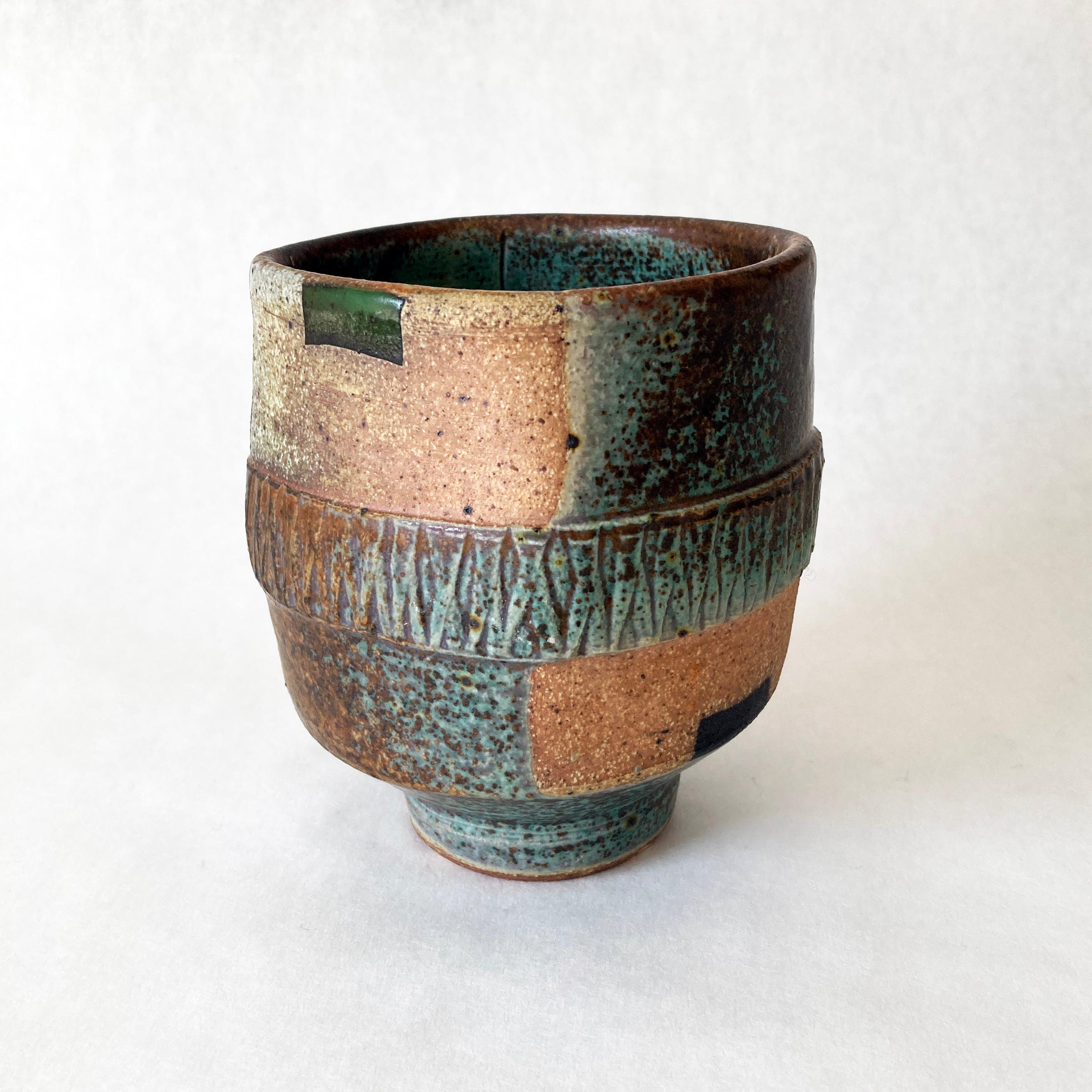 Americano Studio Pottery Vaso, Verde, Marrone, Tan, Fatto a mano, Postmoderno in vendita