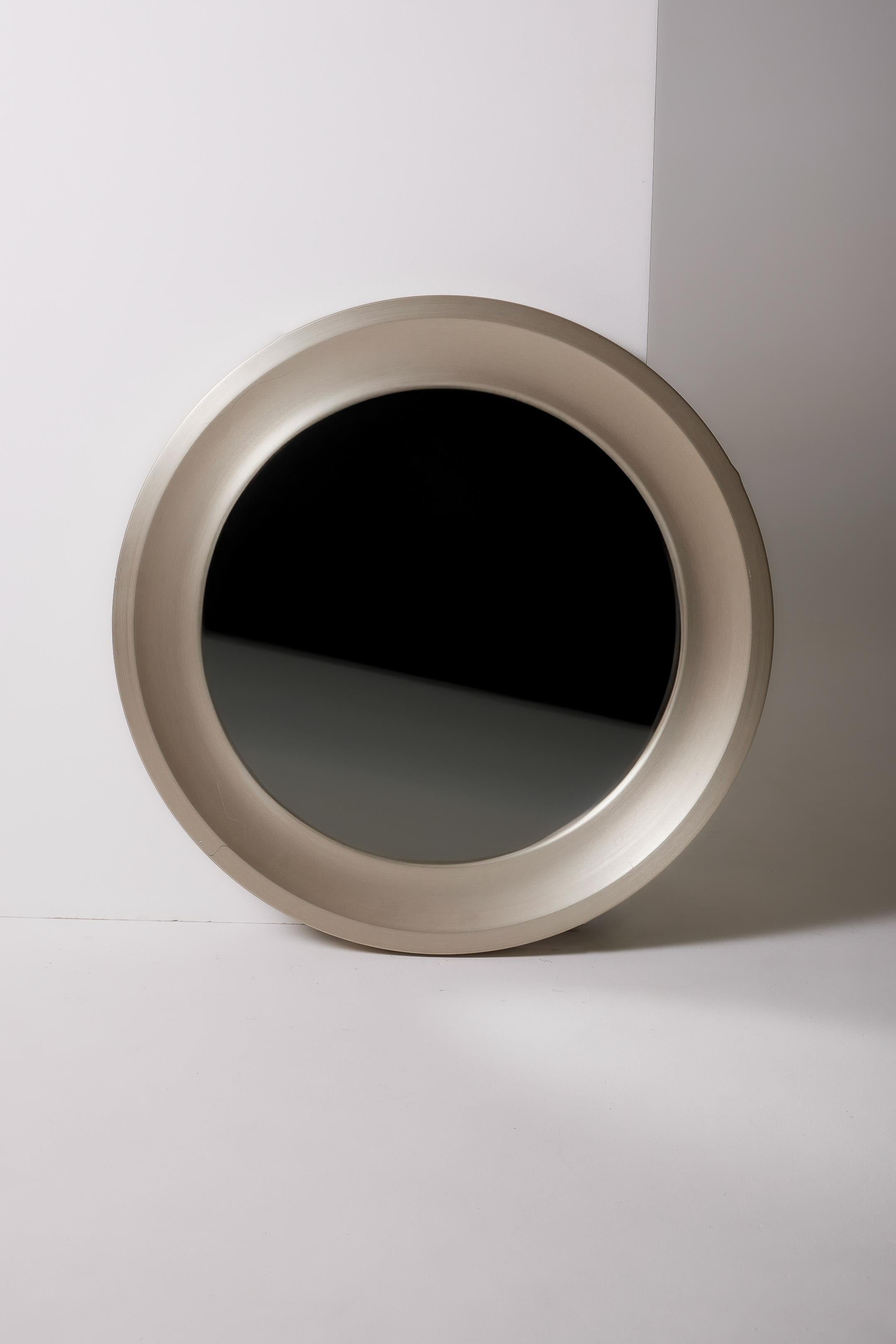 Espejo de aluminio anodizado atribuido al diseñador Sergio Mazza para Artemide, años 60. Ligeros signos de envejecimiento a notar.
DV397