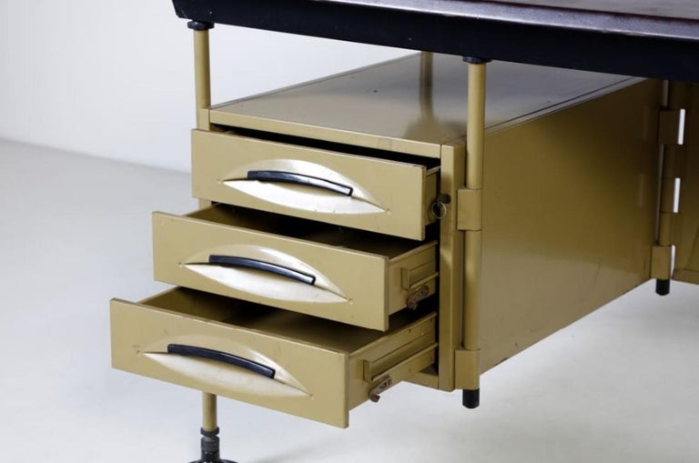 Studio BBPR Arco Office Desk with Drawers in Metal by Olivetti, 1962, Italy In Good Condition For Sale In Montecatini Terme, IT