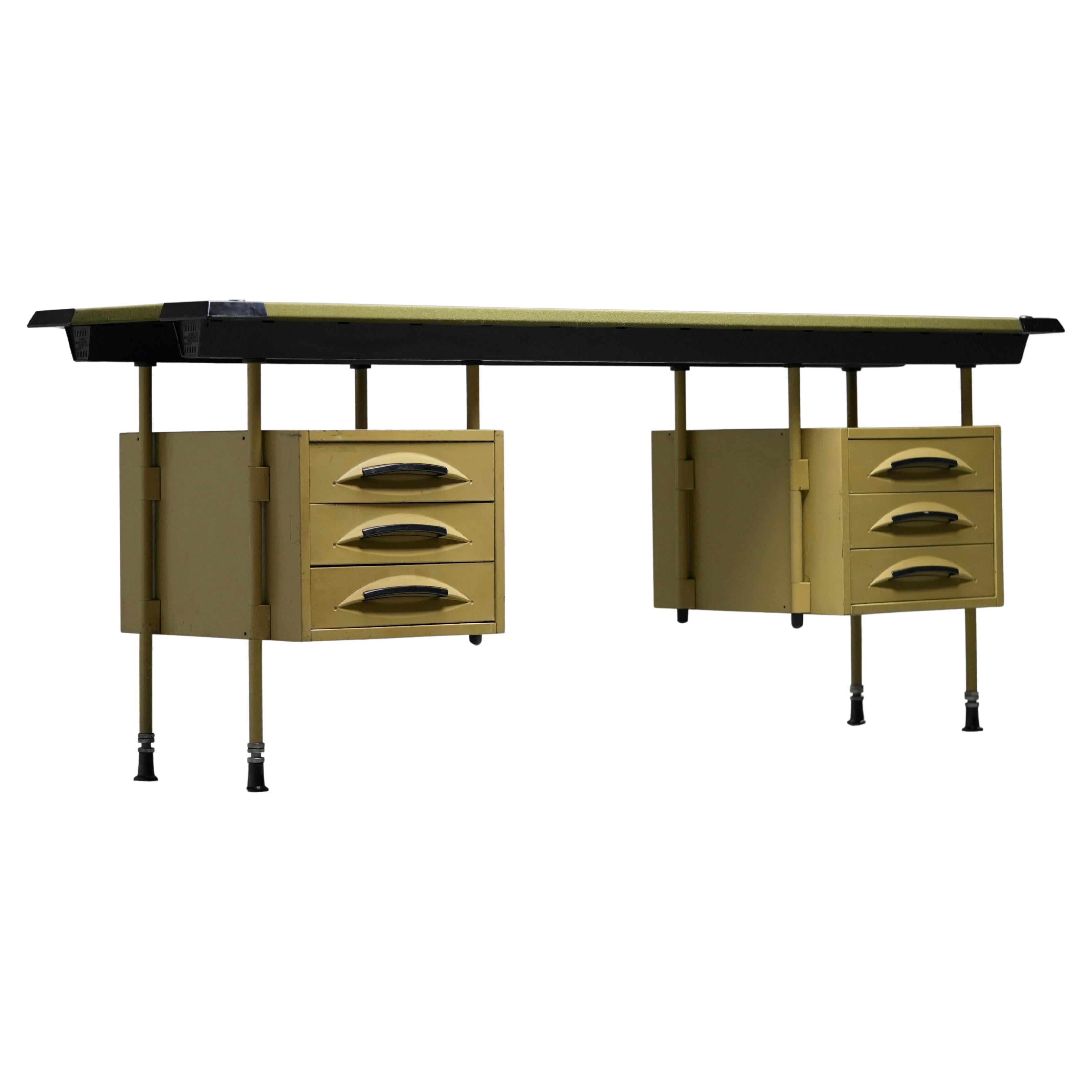 Escritorio "Spazio" de Studio BBPR para Olivetti con tapa de fieltro de olivo, Italia, años 60 en venta