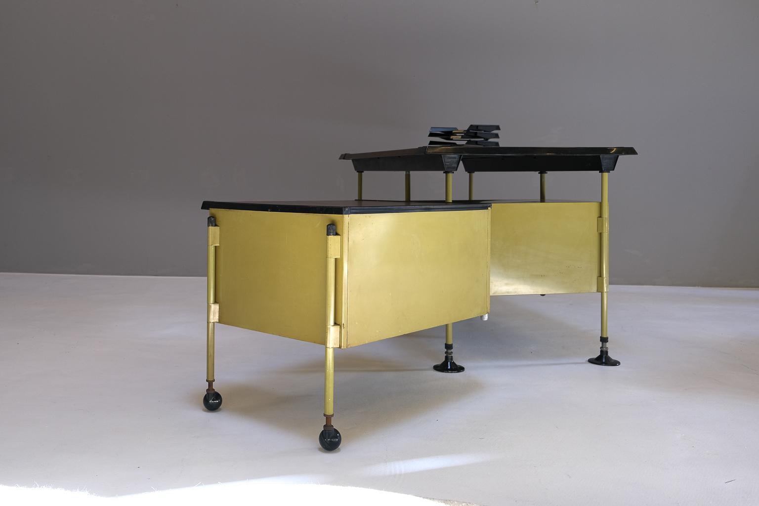 Studio BBPR für Olivetti Spazio-Schreibtisch mit mobilem Schrank und Schreibtischschreibtisch im Zustand „Gut“ im Angebot in Frankfurt am Main, DE