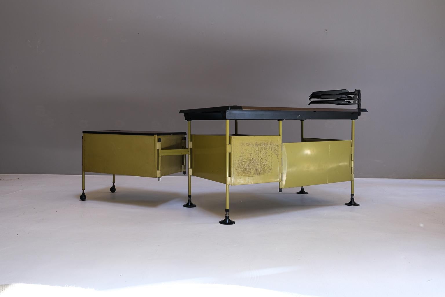 Studio BBPR für Olivetti Spazio-Schreibtisch mit mobilem Schrank und Schreibtischschreibtisch (Mitte des 20. Jahrhunderts) im Angebot
