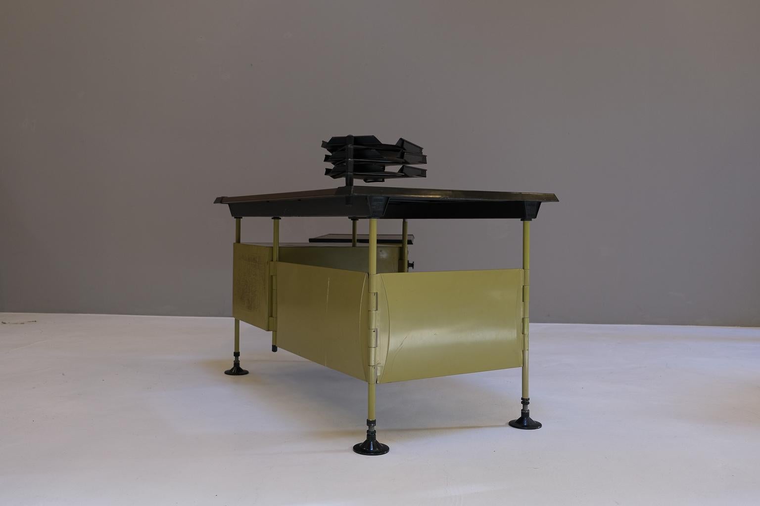 Studio BBPR für Olivetti Spazio-Schreibtisch mit mobilem Schrank und Schreibtischschreibtisch (Stahl) im Angebot