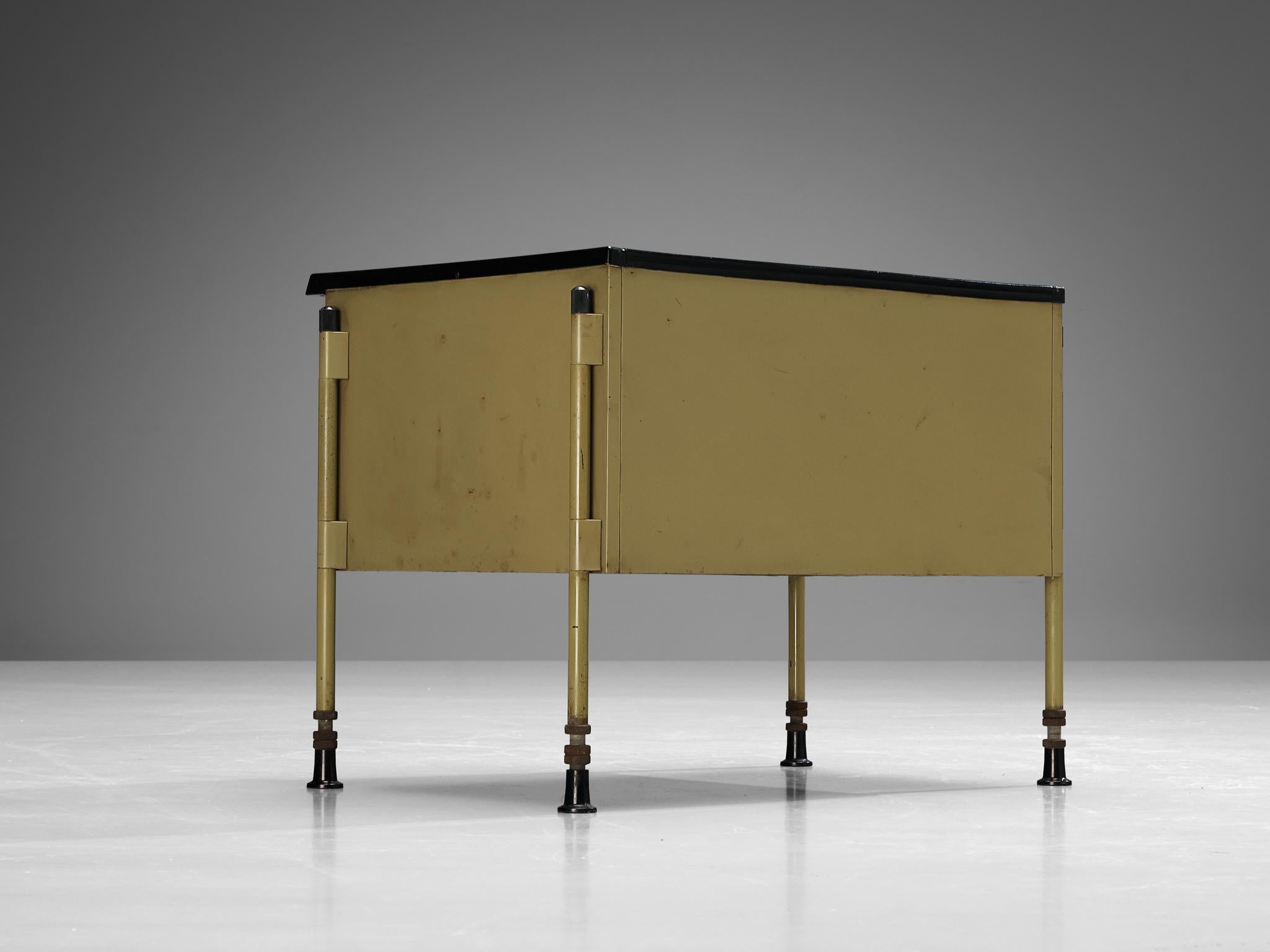 Studio BBPR für Olivetti 'Spazio' Beistelltisch oder kleines Kabinett  (Stahl) im Angebot